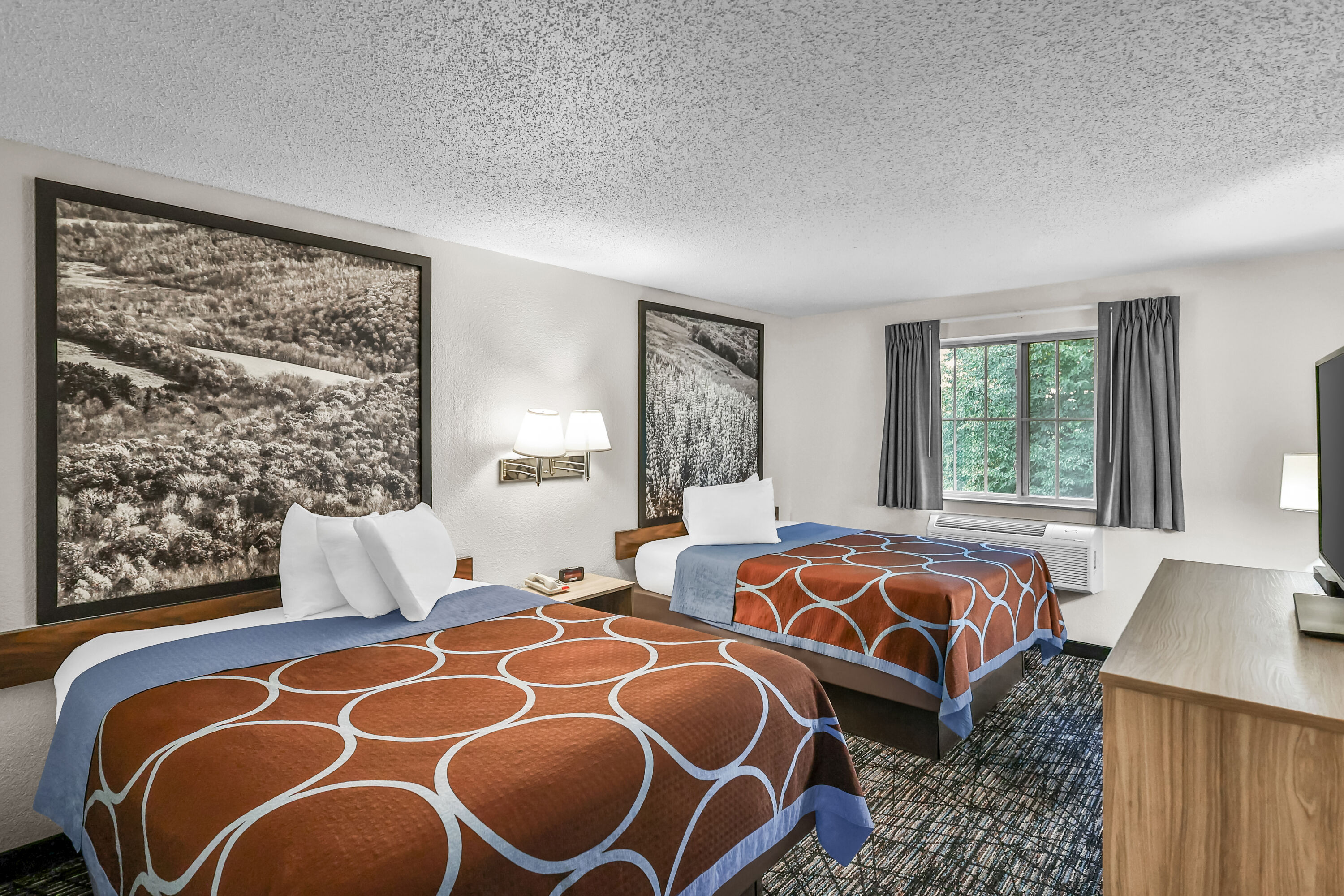 Double bed guest room at the Super 8 by Wyndham East Stroudsburg/Poconos in East Stroudsburg, Pennsylvania