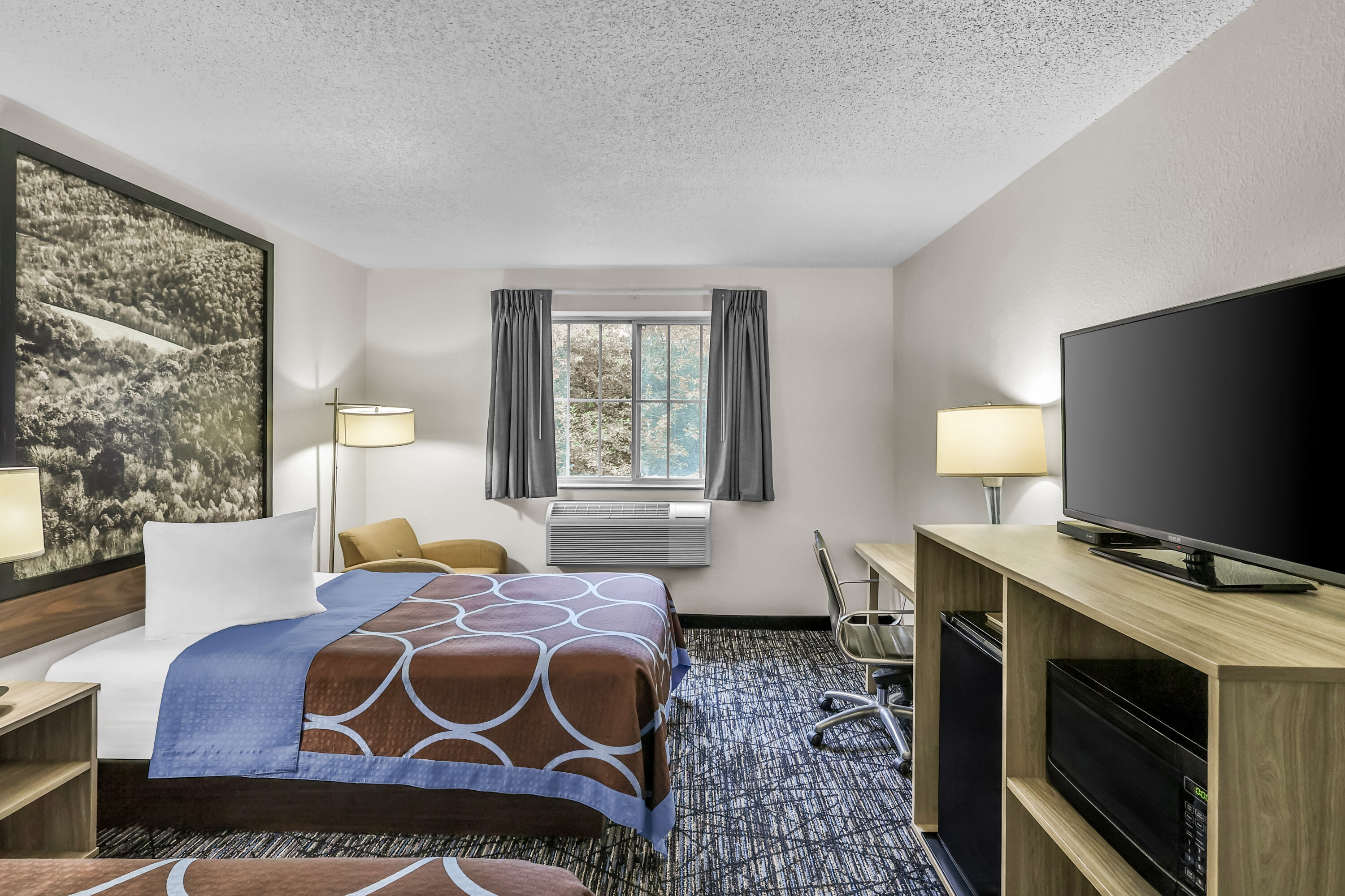 Double bed guest room at the Super 8 by Wyndham East Stroudsburg/Poconos in East Stroudsburg, Pennsylvania