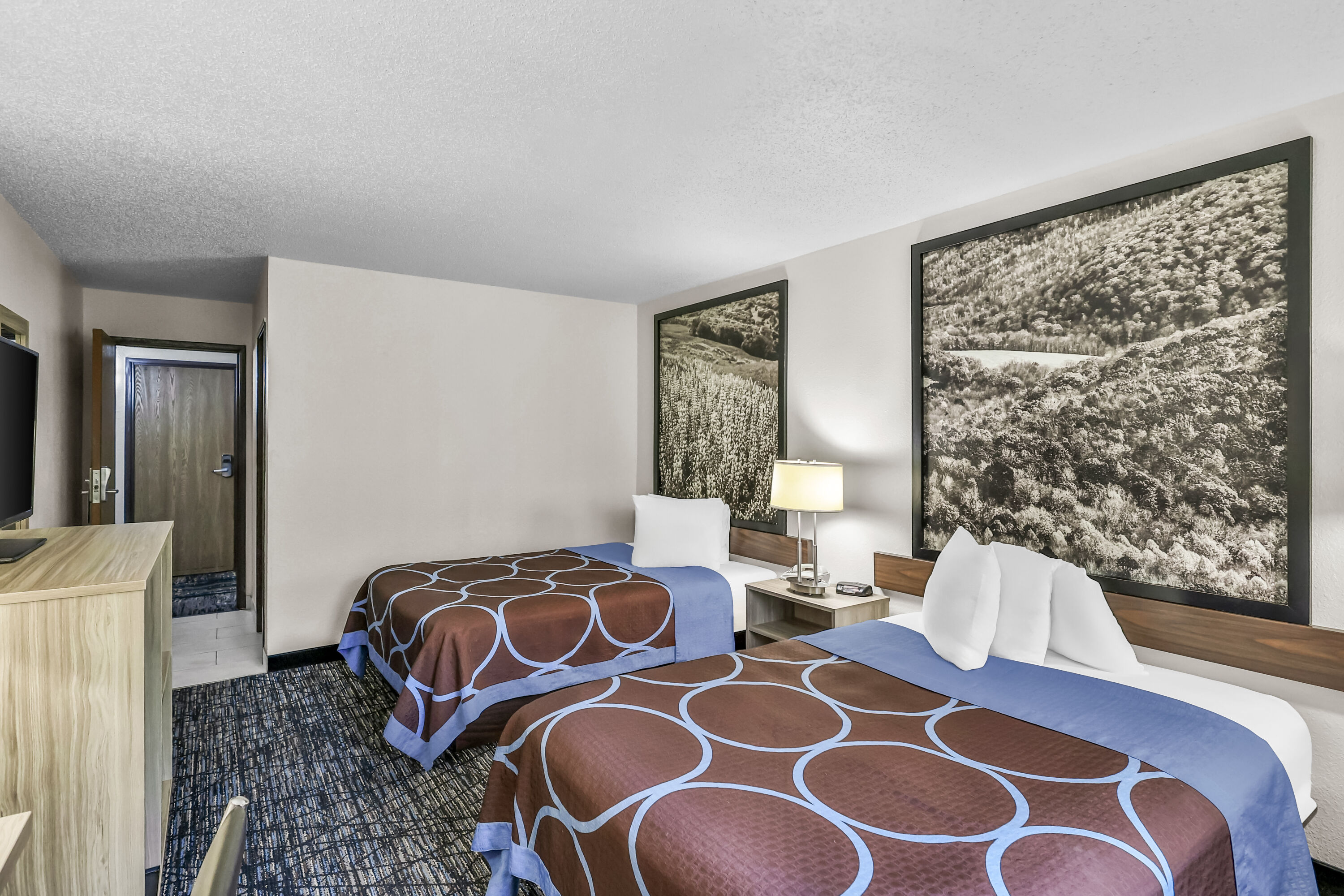 Double bed guest room at the Super 8 by Wyndham East Stroudsburg/Poconos in East Stroudsburg, Pennsylvania