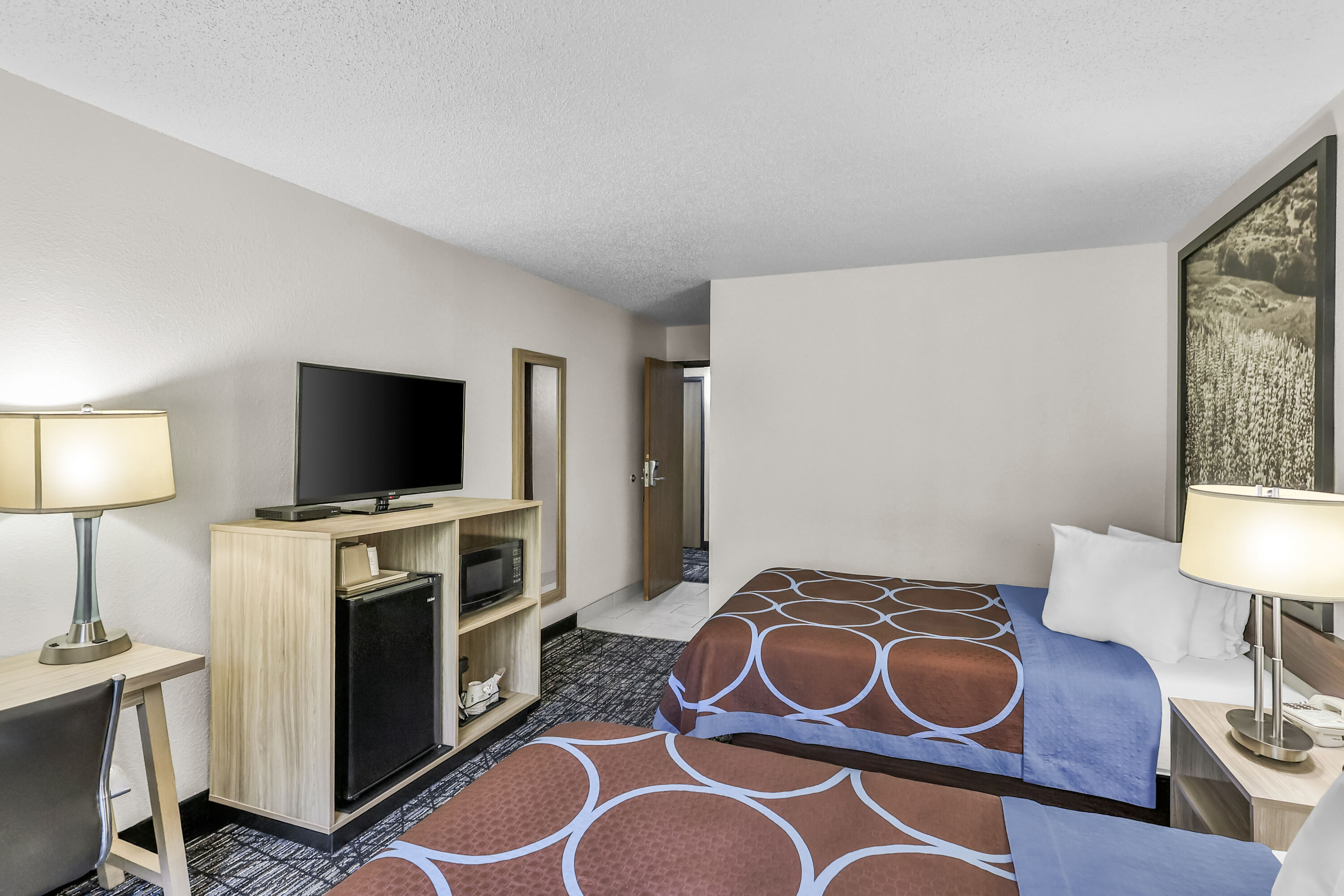 Double bed guest room at the Super 8 by Wyndham East Stroudsburg/Poconos in East Stroudsburg, Pennsylvania