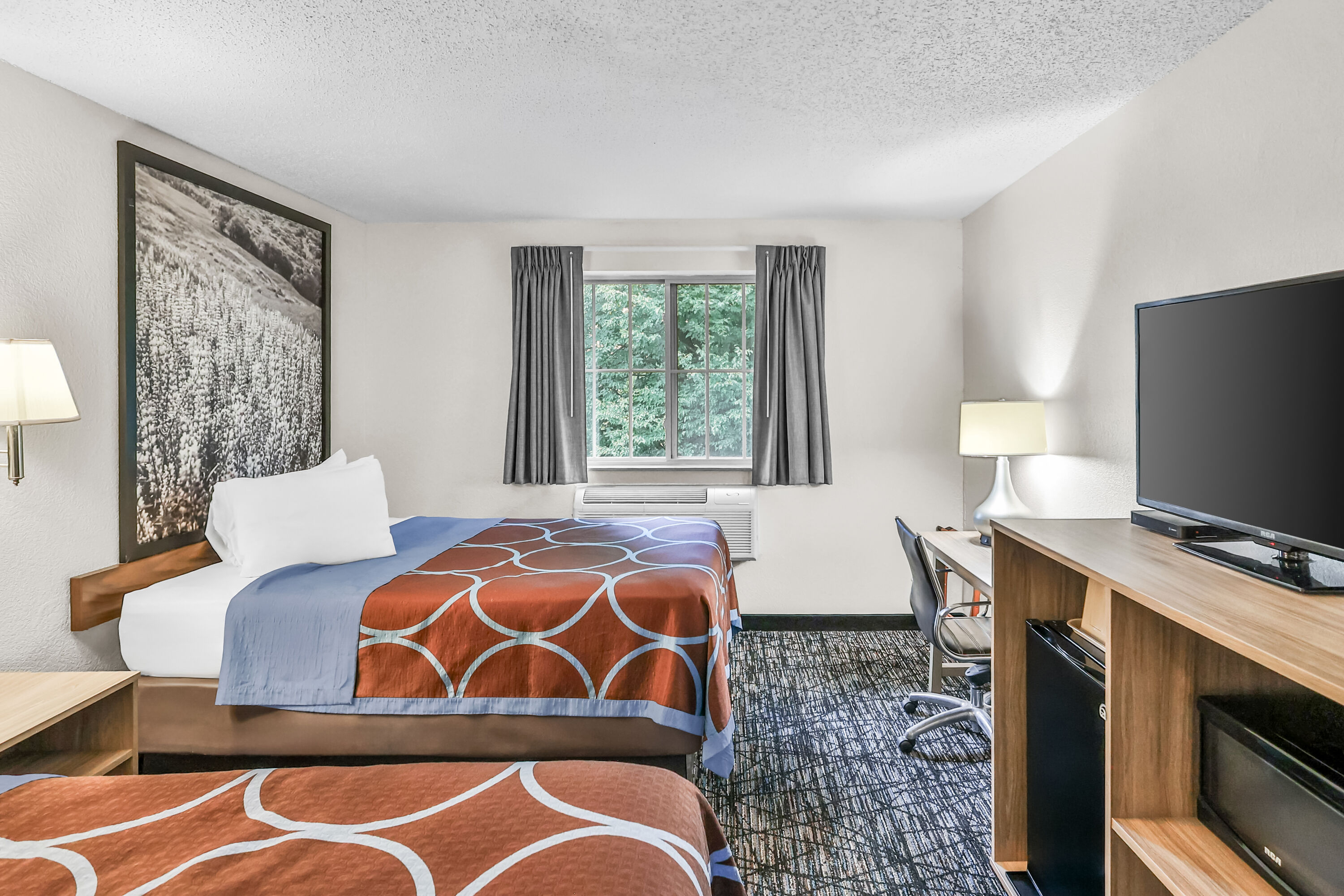 Double bed guest room at the Super 8 by Wyndham East Stroudsburg/Poconos in East Stroudsburg, Pennsylvania