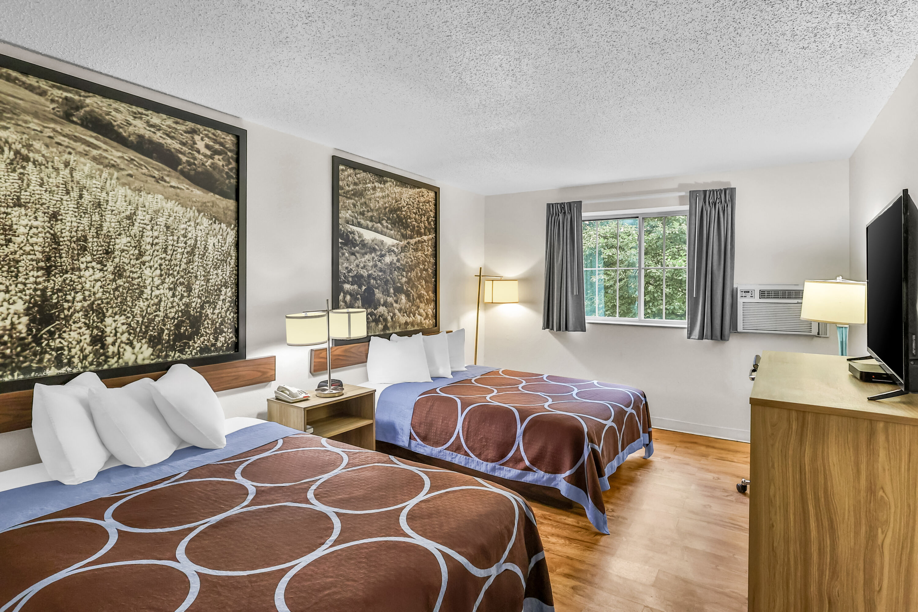 Double bed guest room at the Super 8 by Wyndham East Stroudsburg/Poconos in East Stroudsburg, Pennsylvania