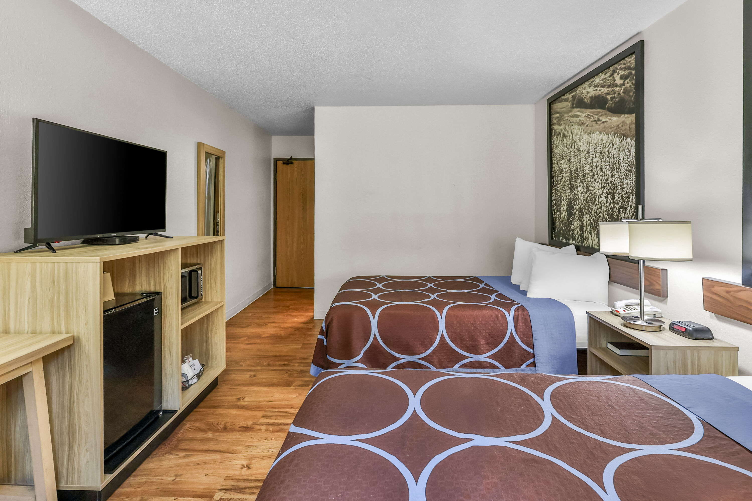 Double bed guest room at the Super 8 by Wyndham East Stroudsburg/Poconos in East Stroudsburg, Pennsylvania
