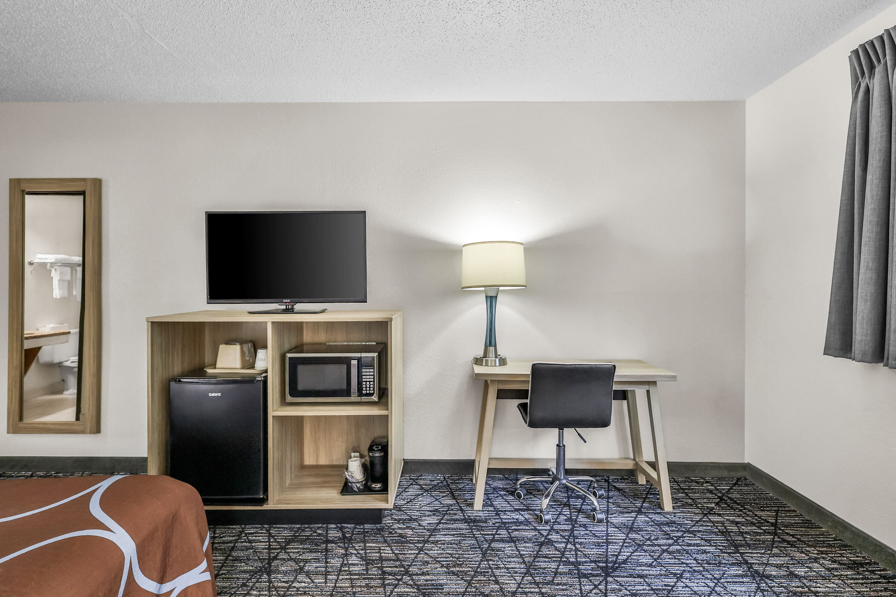 Queen bed guest room at the Super 8 by Wyndham East Stroudsburg/Poconos in East Stroudsburg, Pennsylvania