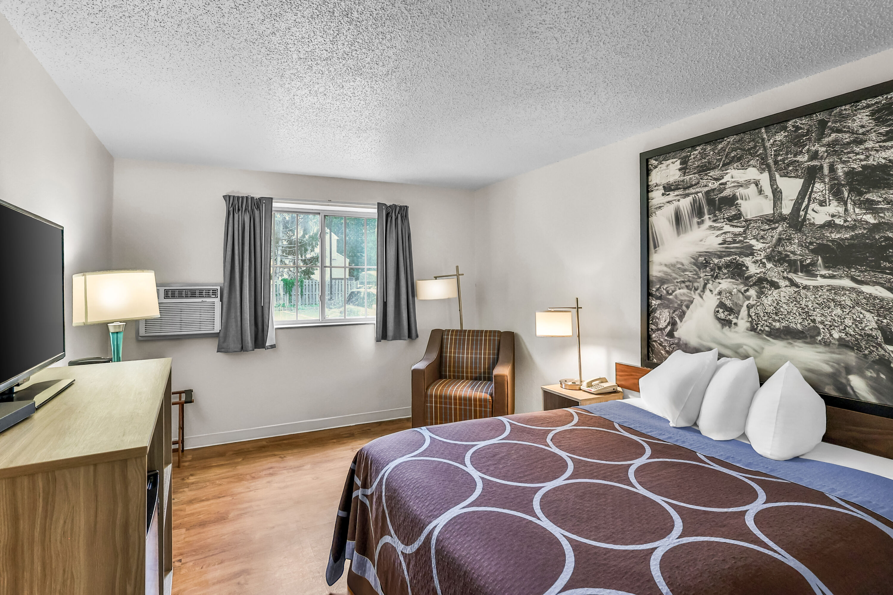Queen bed guest room at the Super 8 by Wyndham East Stroudsburg/Poconos in East Stroudsburg, Pennsylvania