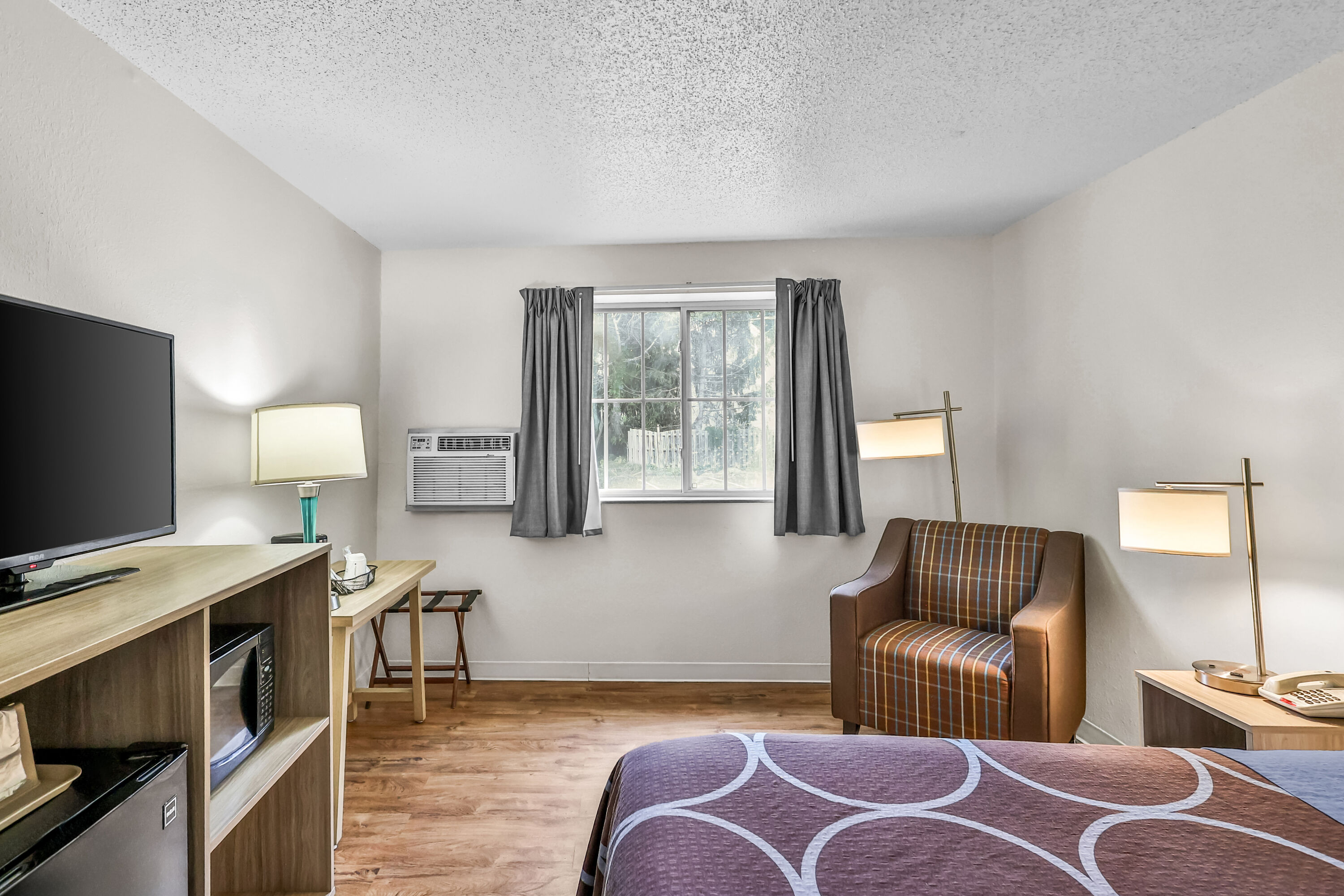 Queen bed guest room at the Super 8 by Wyndham East Stroudsburg/Poconos in East Stroudsburg, Pennsylvania