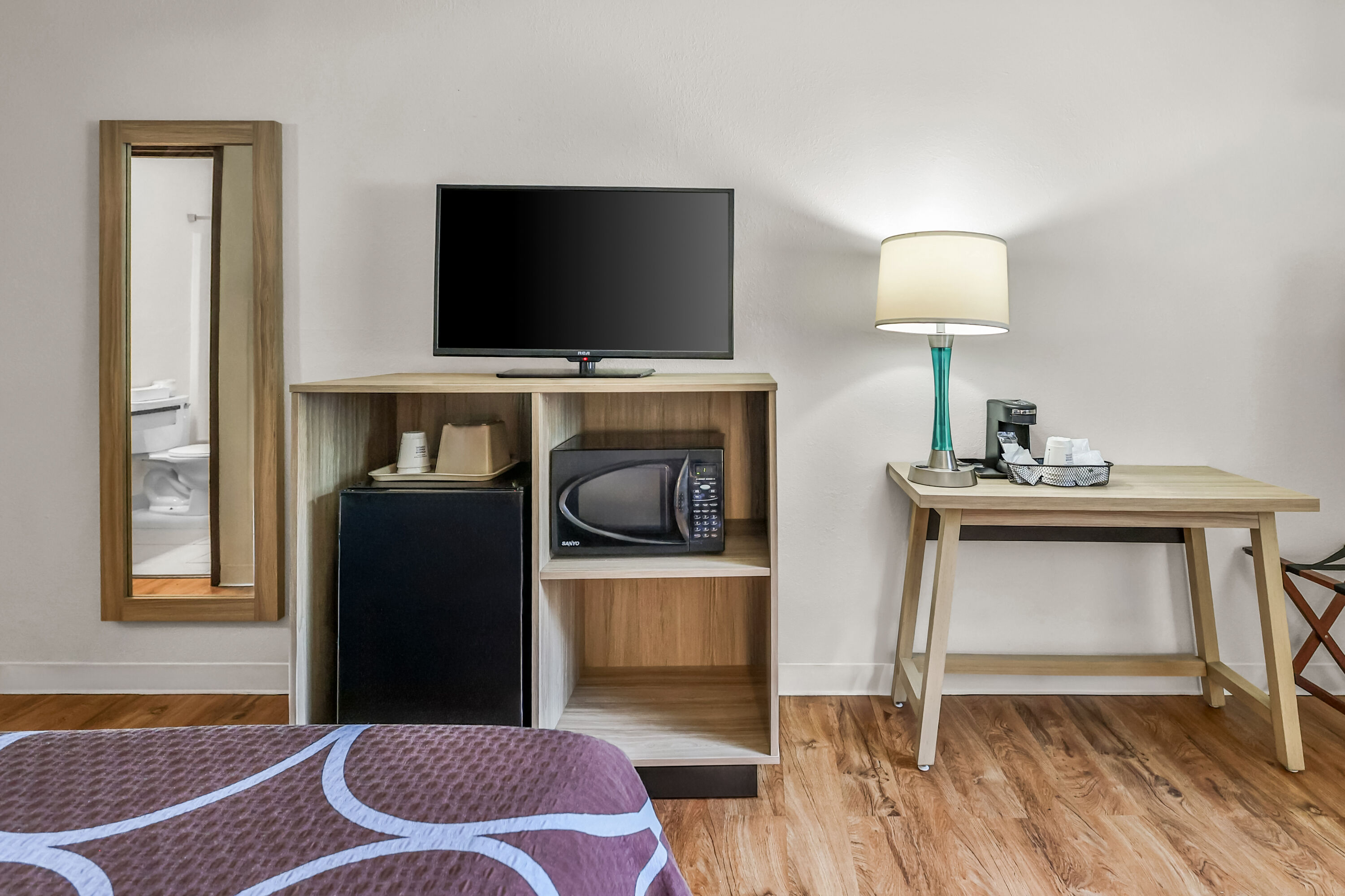 Queen bed guest room at the Super 8 by Wyndham East Stroudsburg/Poconos in East Stroudsburg, Pennsylvania