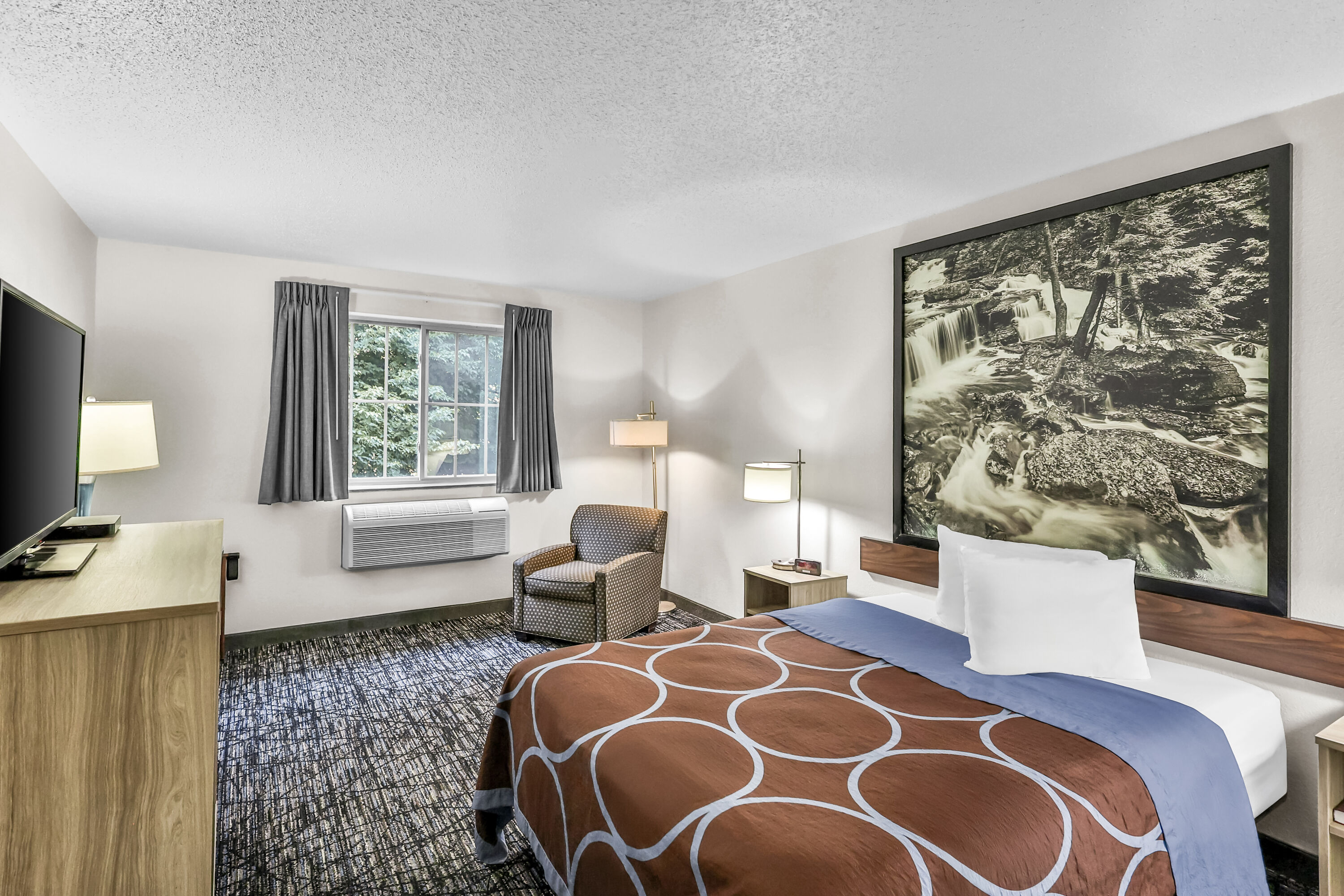 Queen bed guest room at the Super 8 by Wyndham East Stroudsburg/Poconos in East Stroudsburg, Pennsylvania