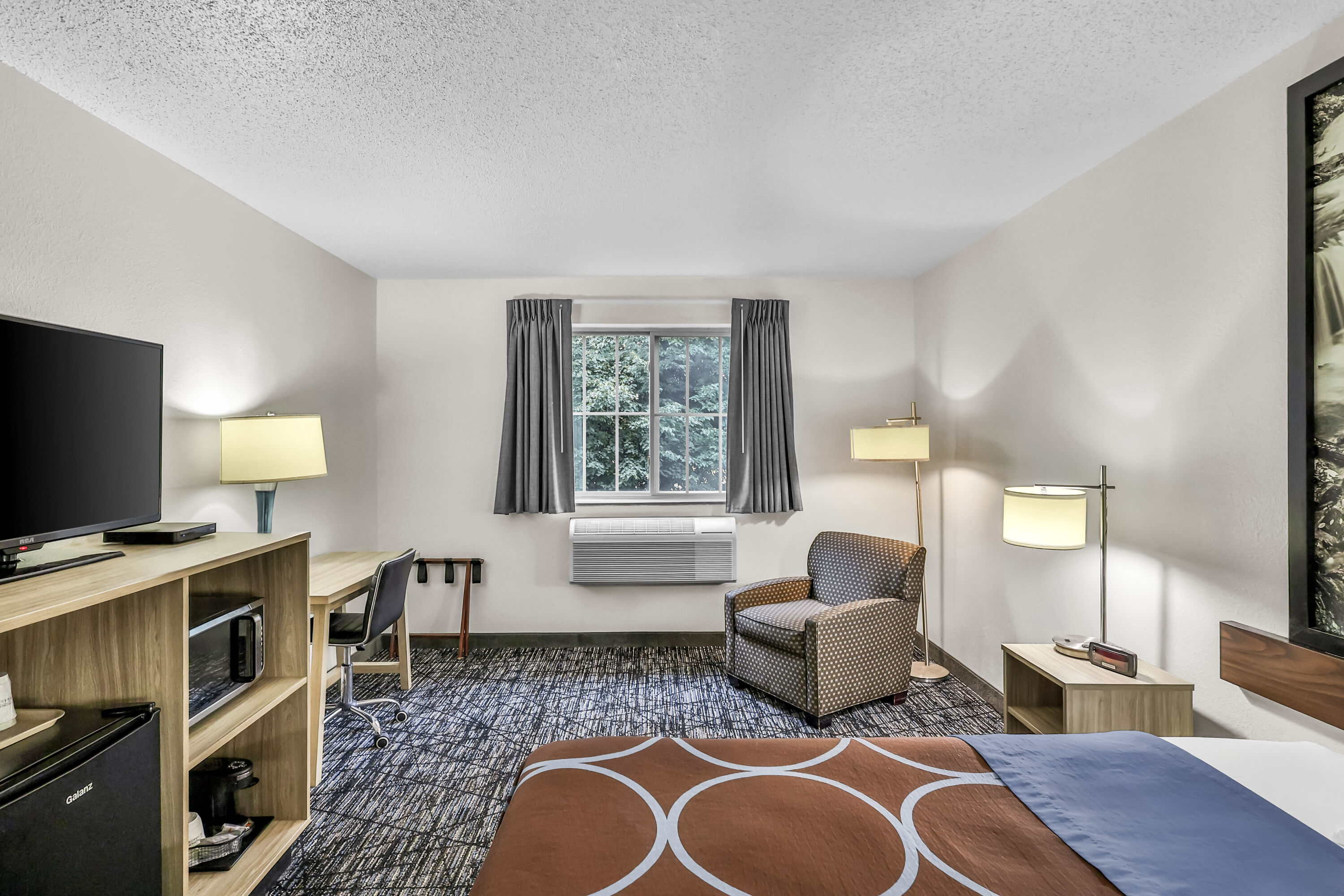 Queen bed guest room at the Super 8 by Wyndham East Stroudsburg/Poconos in East Stroudsburg, Pennsylvania