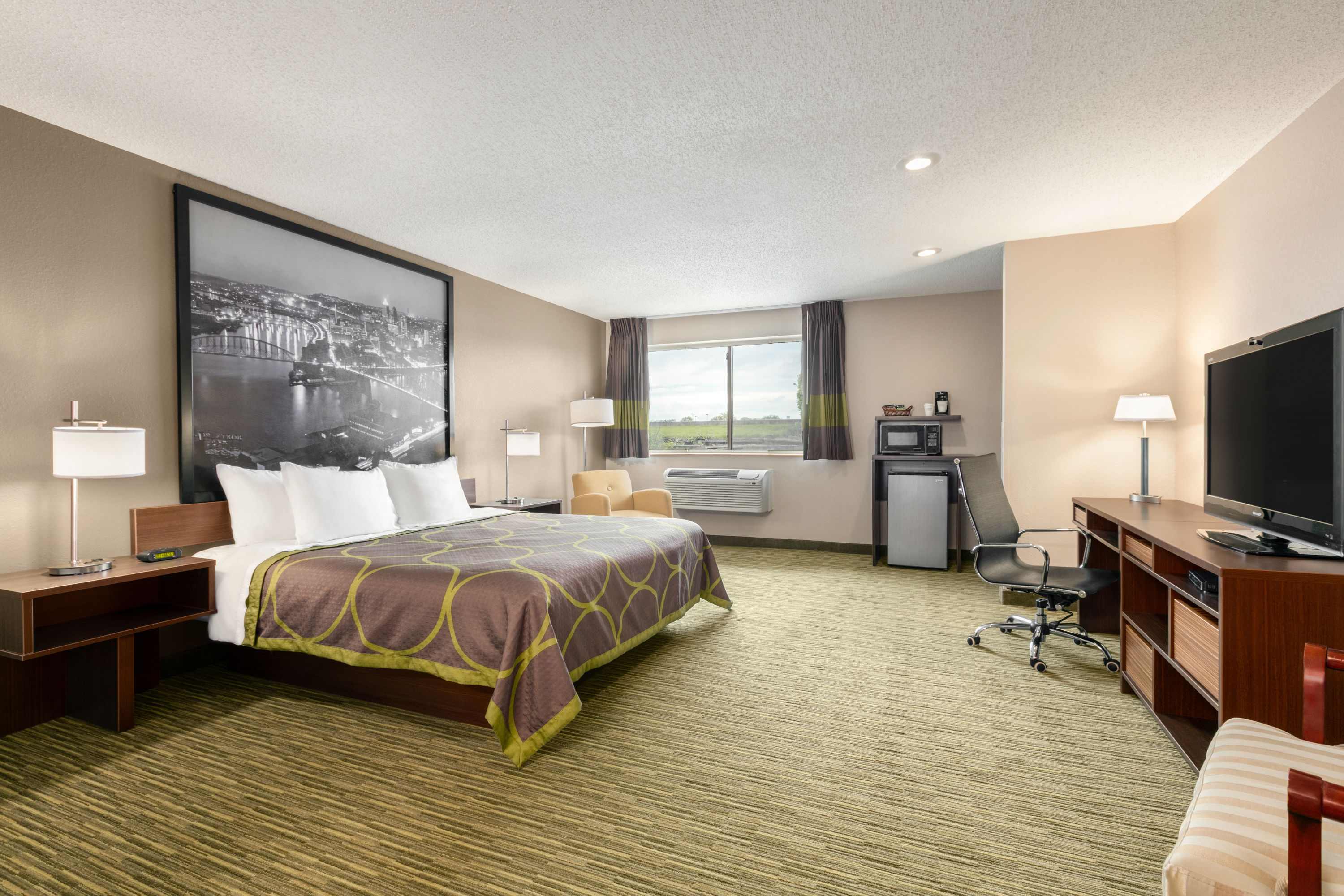 Super 8 by Wyndham Hanover suite in Hanover, Pennsylvania
