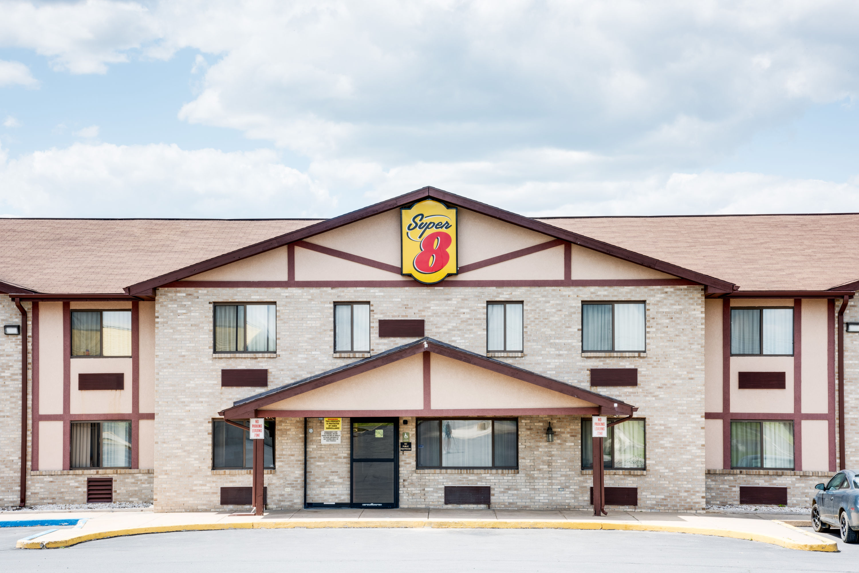 Exterior Day Image of Super 8 by Wyndham Kutztown/Allentown Area hotel in Kutztown, Pennsylvania