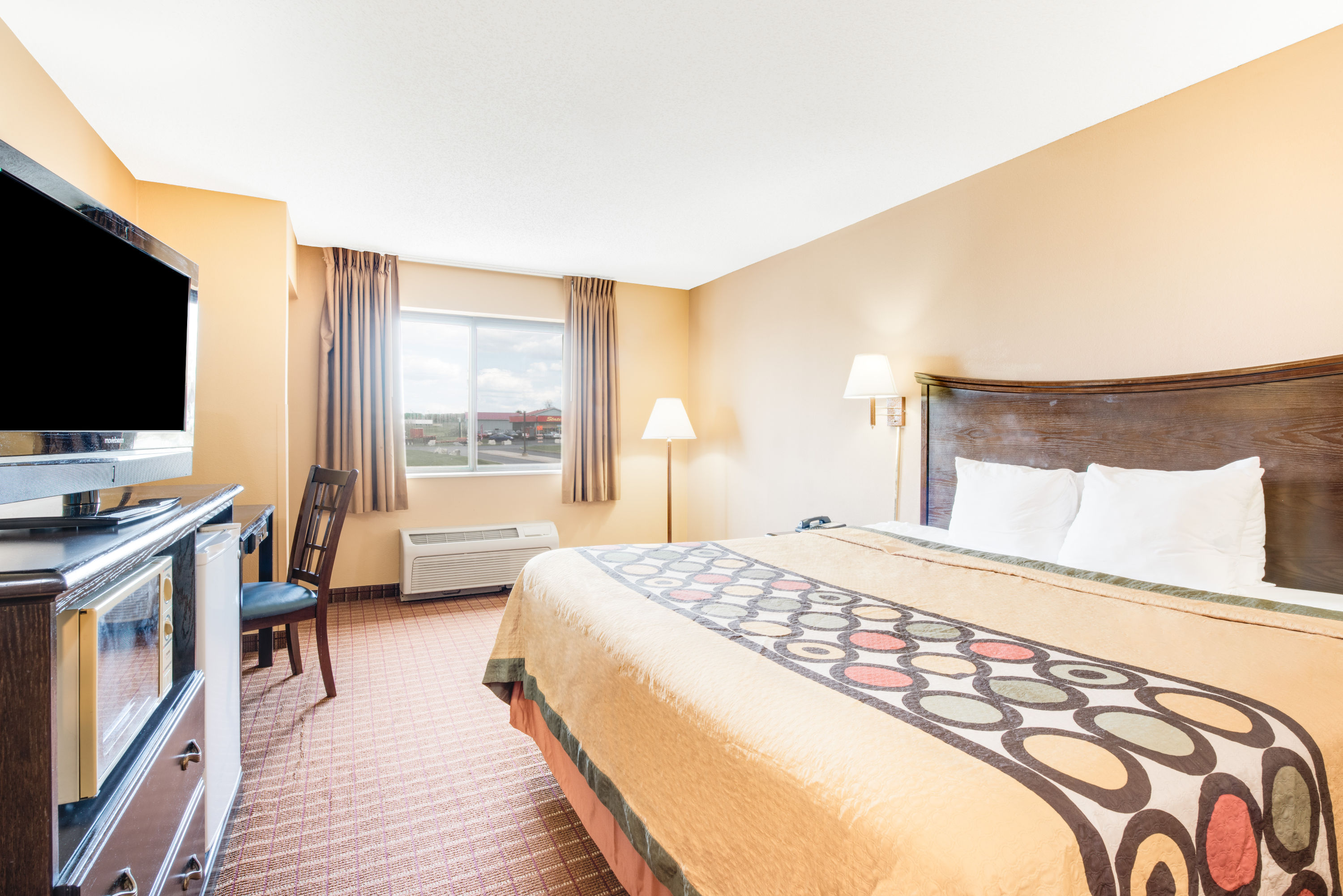 Guest room at the Super 8 by Wyndham Kutztown/Allentown Area in Kutztown, Pennsylvania