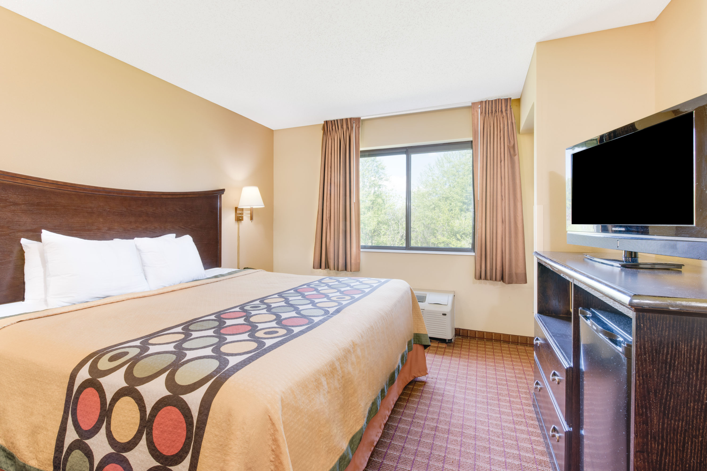 Guest room at the Super 8 by Wyndham Kutztown/Allentown Area in Kutztown, Pennsylvania