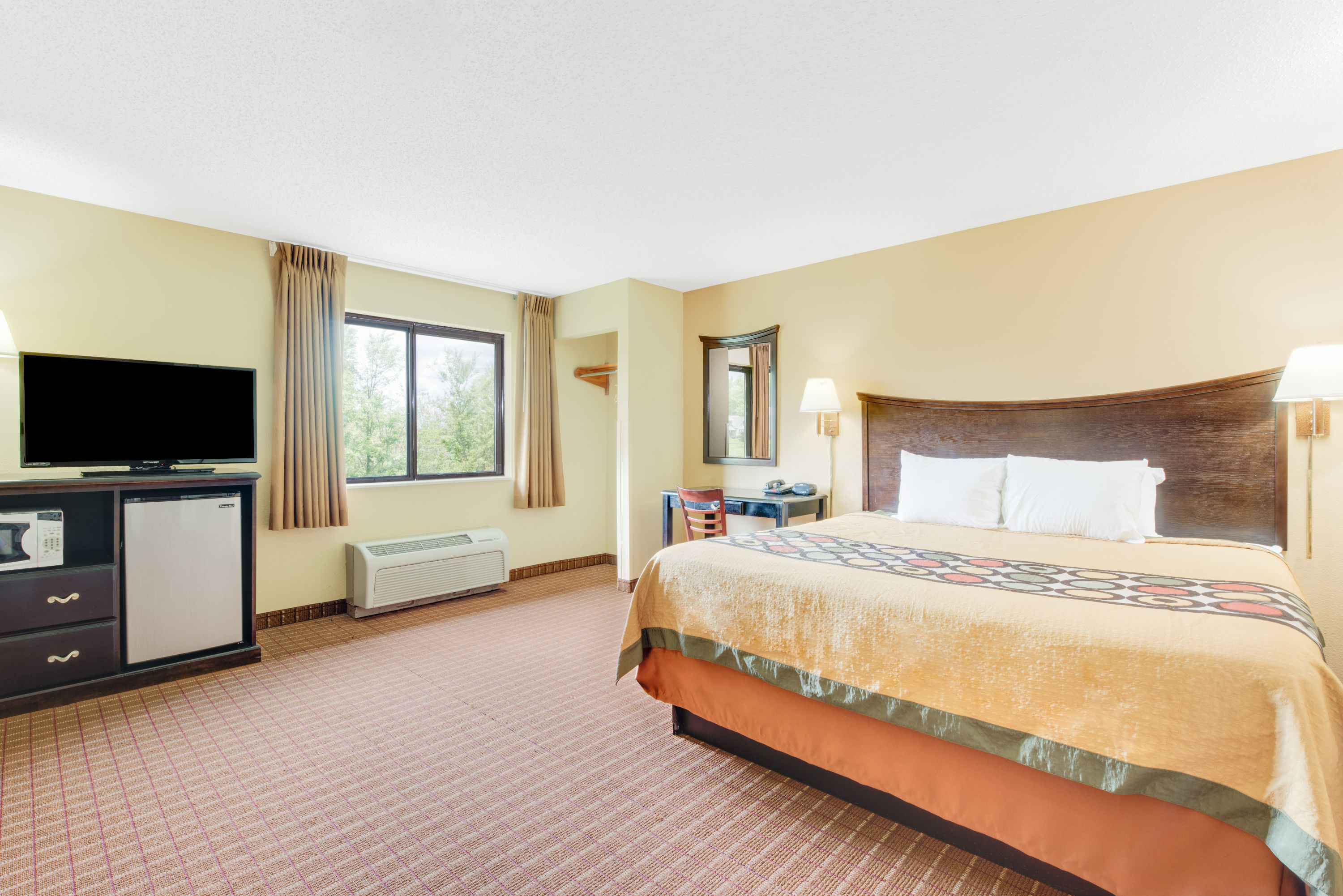Guest room at the Super 8 by Wyndham Kutztown/Allentown Area in Kutztown, Pennsylvania