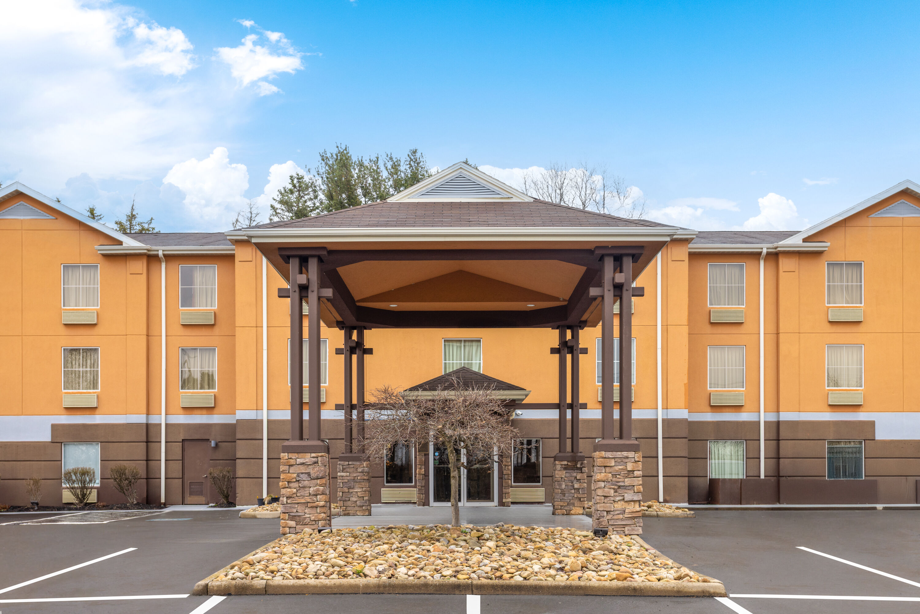 Exterior Day Image of Super 8 by Wyndham Mars/Cranberry/Pittsburgh Area hotel in Mars, Pennsylvania