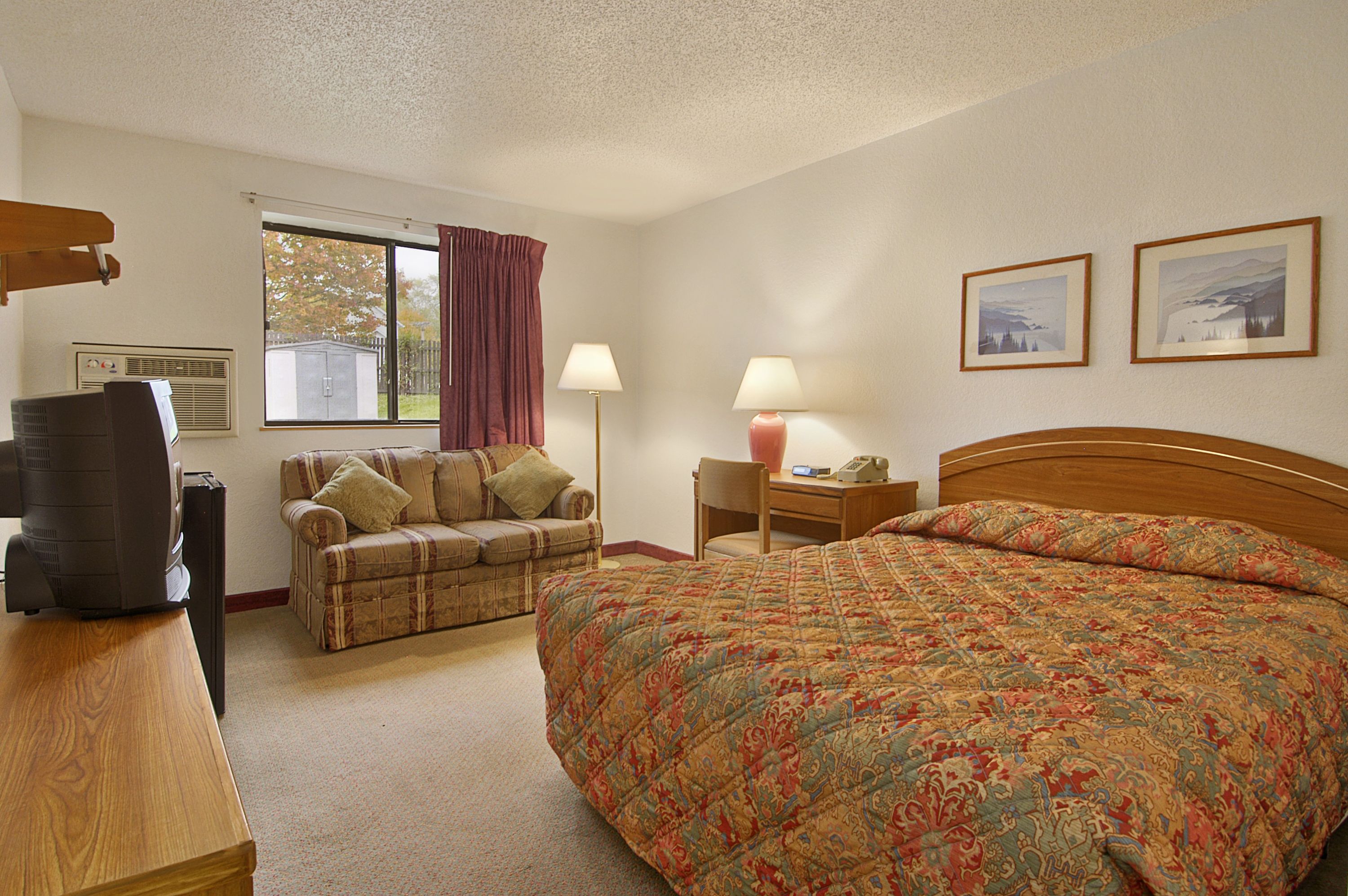 Super 8 by Wyndham New Castle suite in New Castle, Pennsylvania