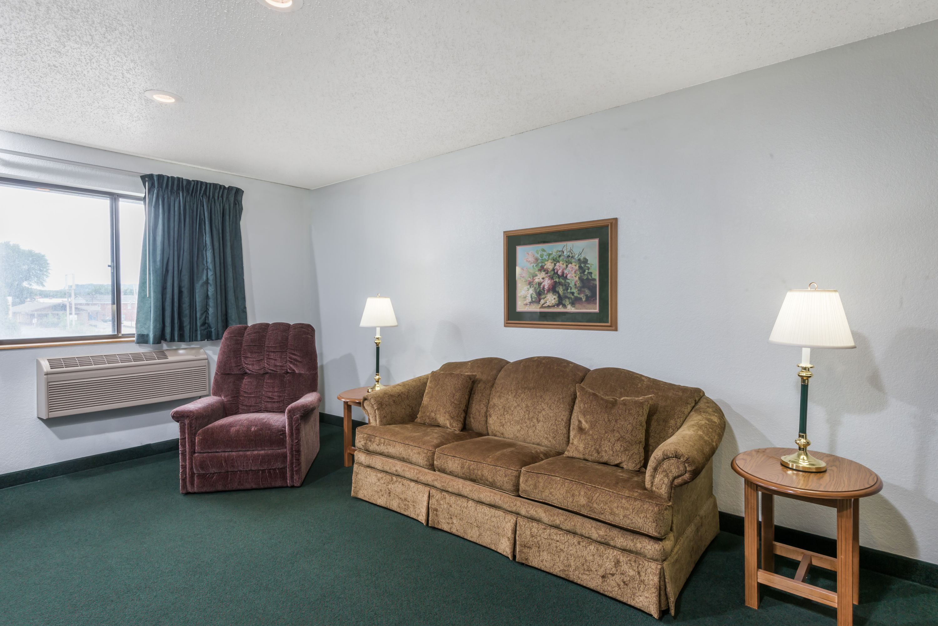 Super 8 by Wyndham New Stanton suite in New Stanton, Pennsylvania
