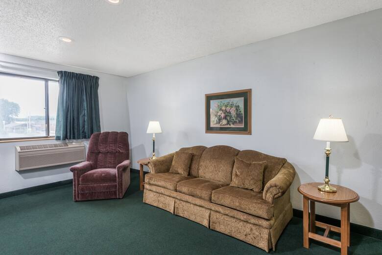 Super 8 New Stanton suite in New Stanton, Pennsylvania