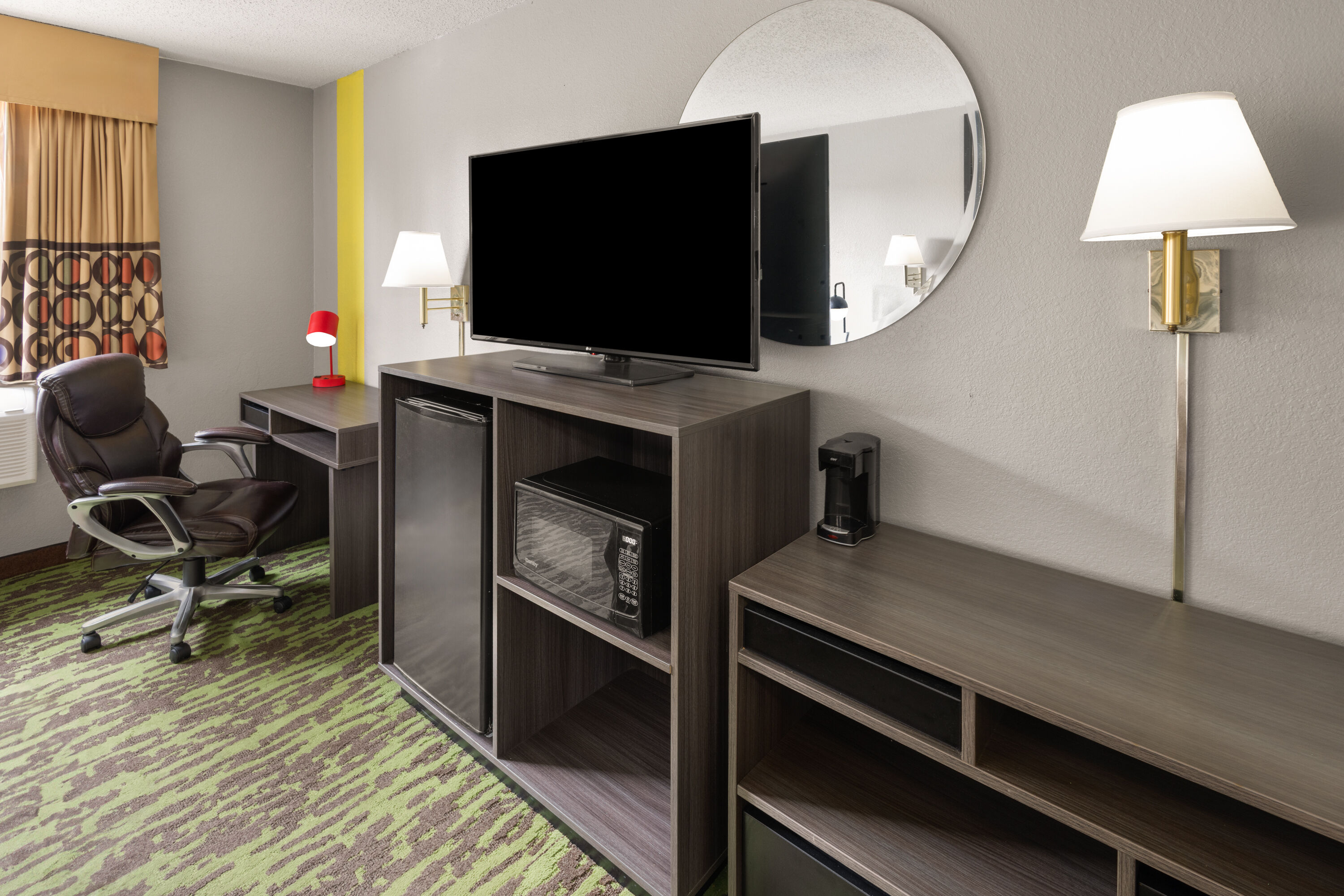 Super 8 by Wyndham New Stanton suite in New Stanton, Pennsylvania