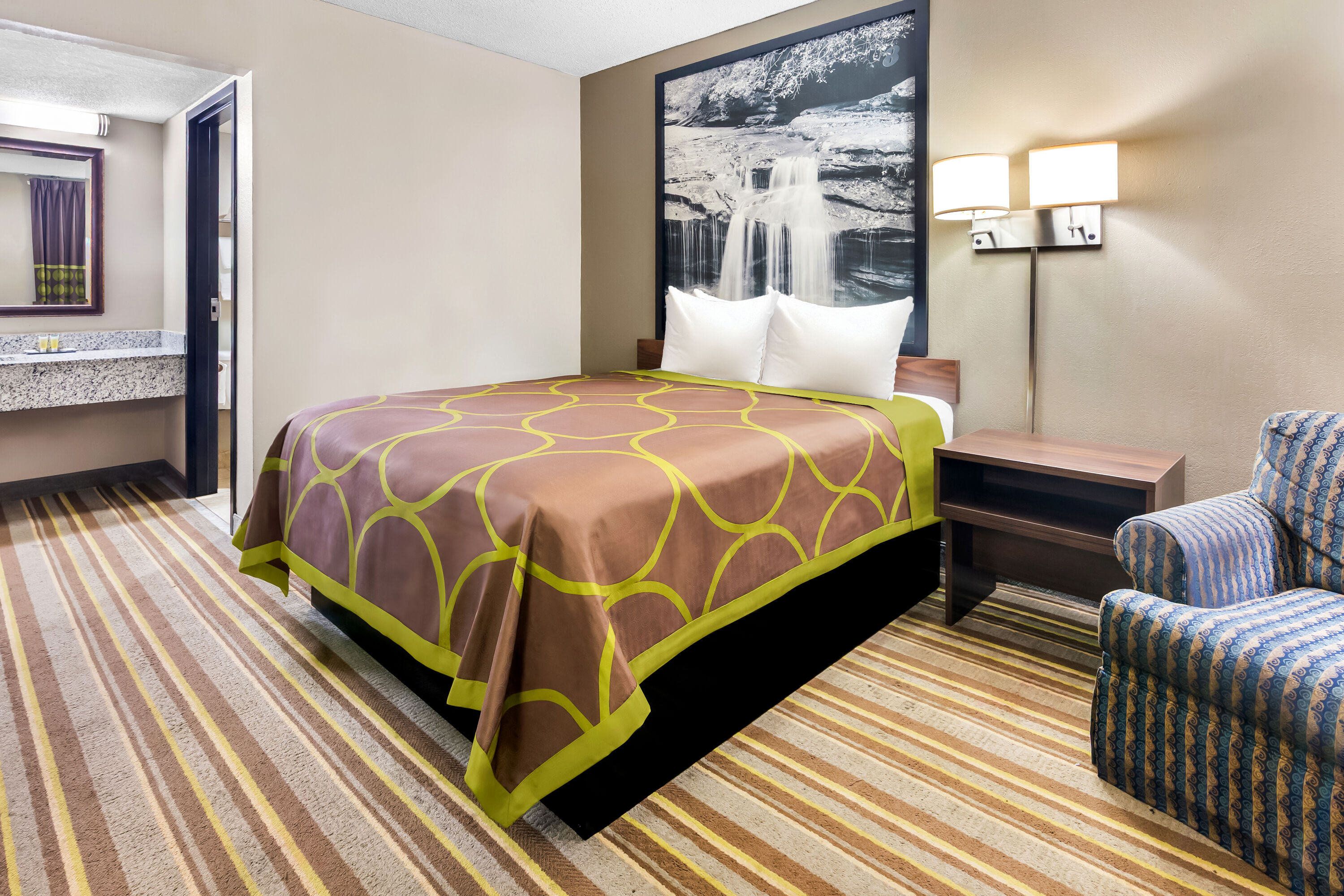 Queen bed guest room at the Super 8 by Wyndham Columbia in Columbia, South Carolina