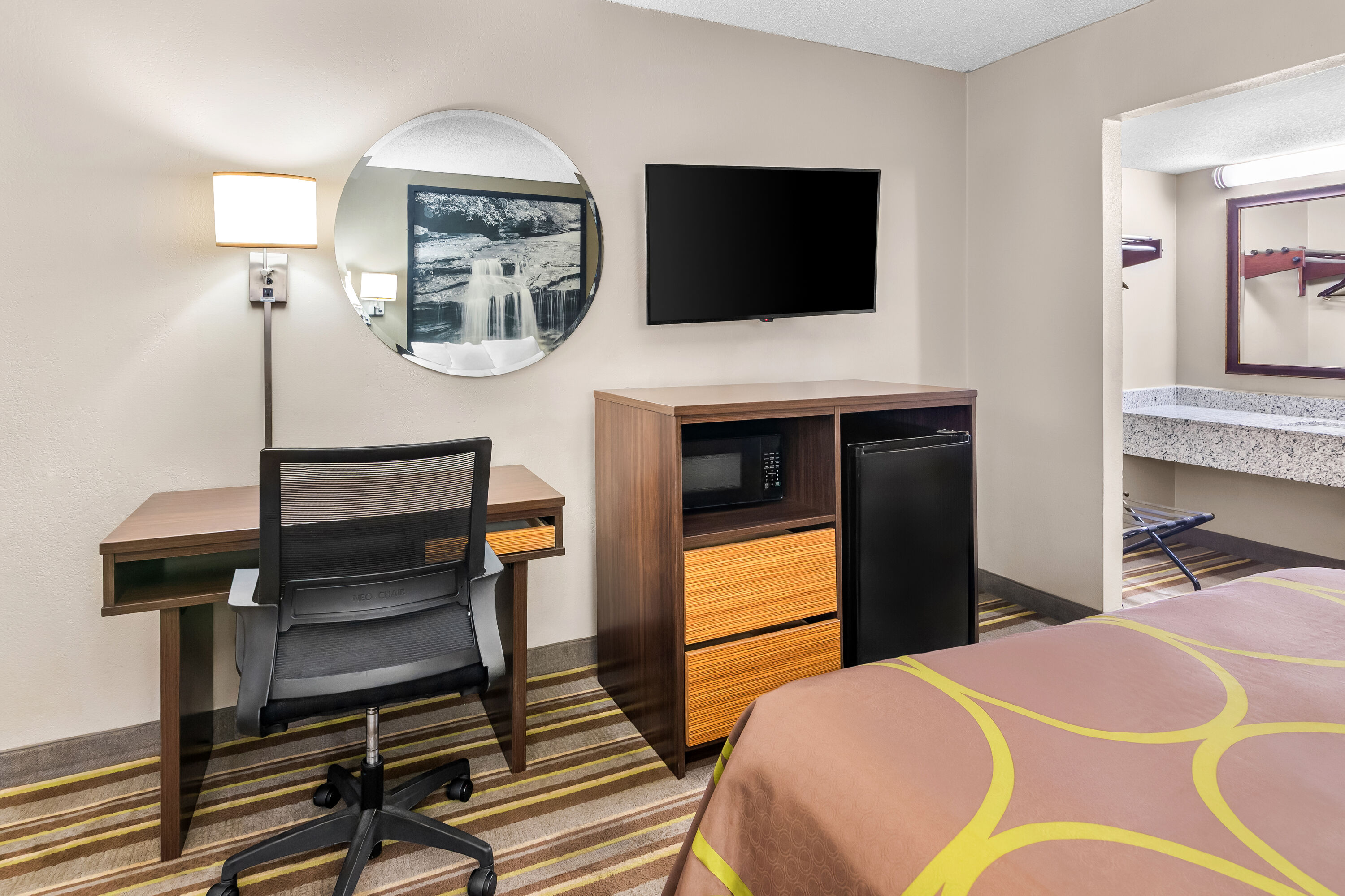 Queen bed guest room at the Super 8 by Wyndham Columbia in Columbia, South Carolina