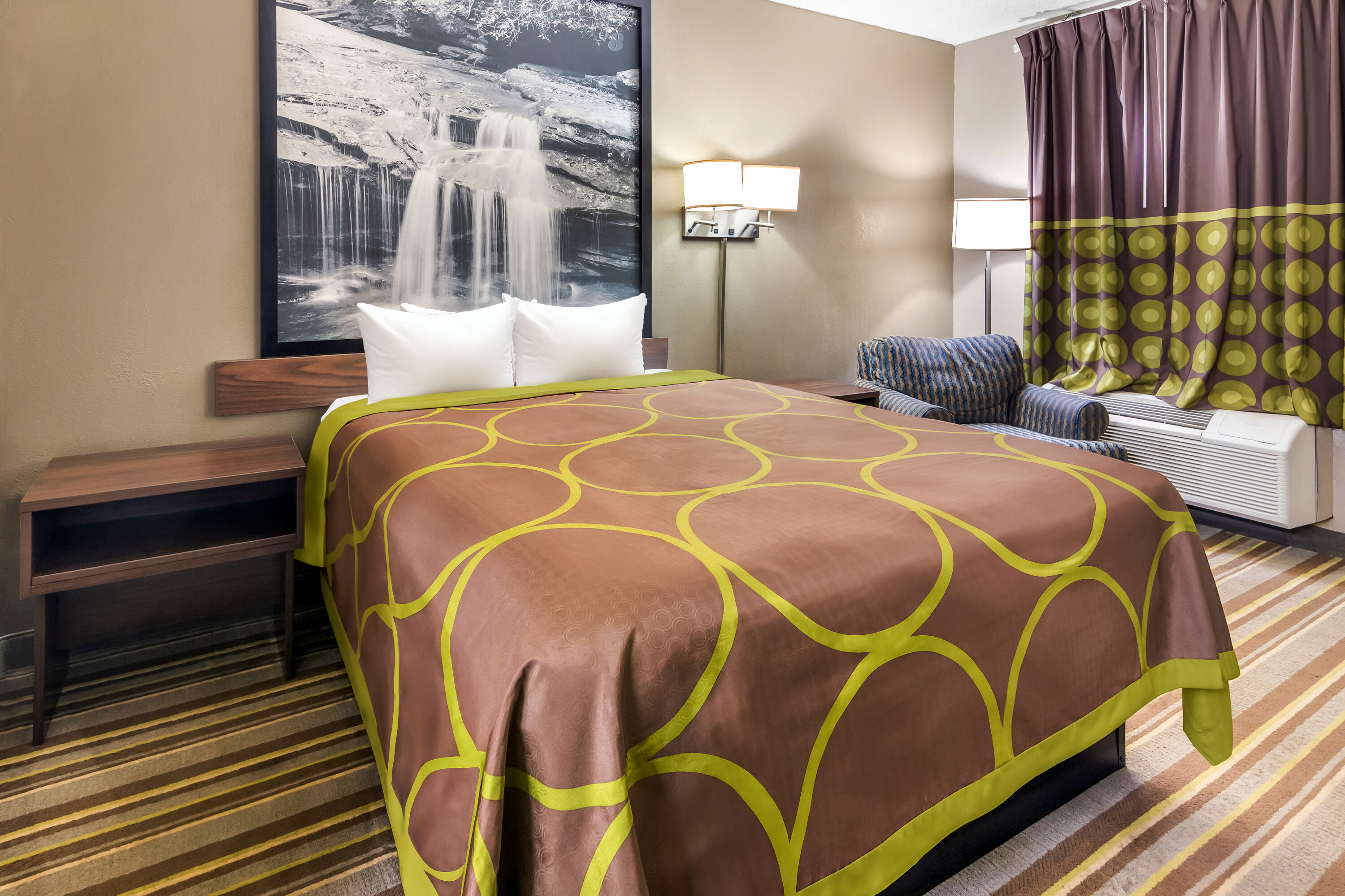 Queen bed guest room at the Super 8 by Wyndham Columbia in Columbia, South Carolina