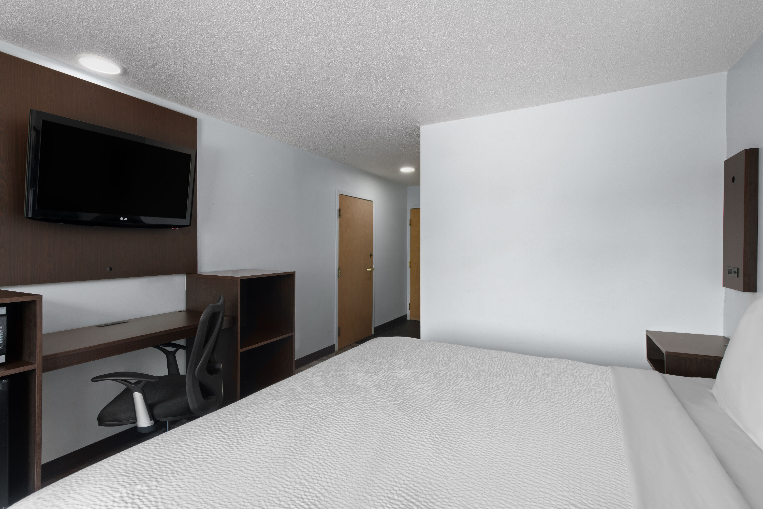 Guest room at the Super 8 by Wyndham Harbison/Parkridge Hospital in Columbia, South Carolina