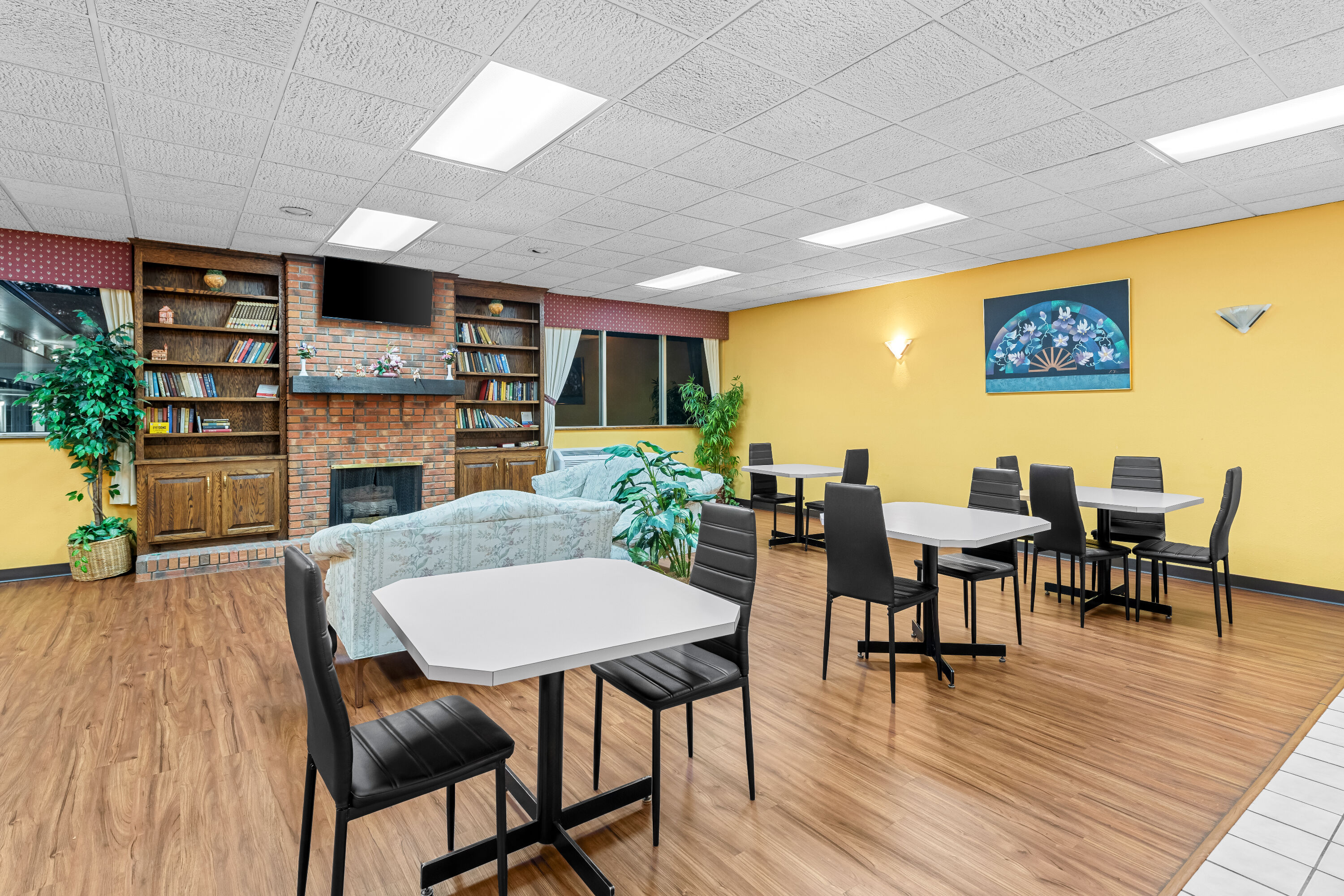 Super 8 by Wyndham Gaffney restaurant breakfast area with seating in Gaffney, South Carolina