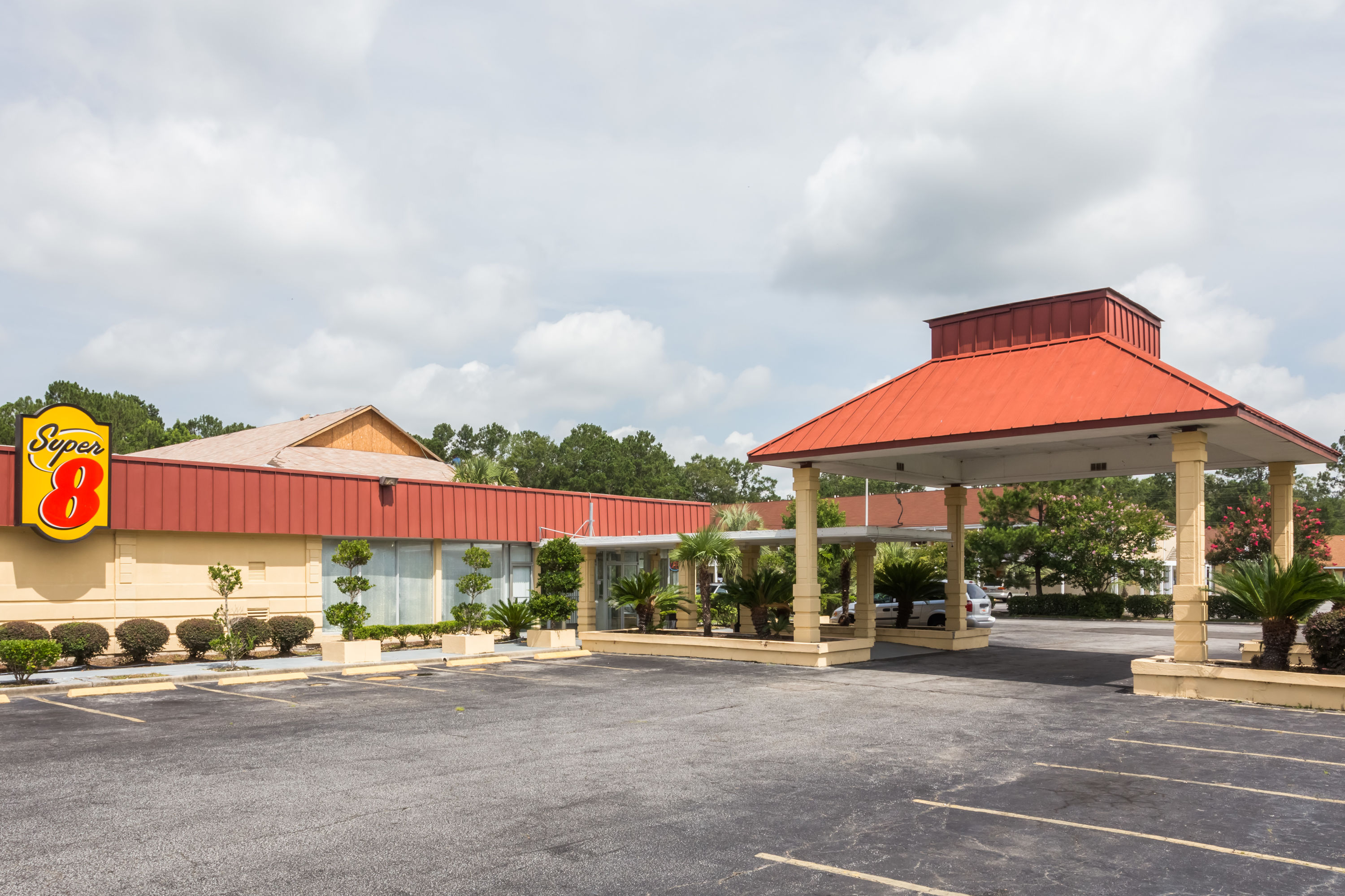 Exterior Day Image of Super 8 by Wyndham Hardeeville/Savannah North hotel in Hardeeville, South Carolina