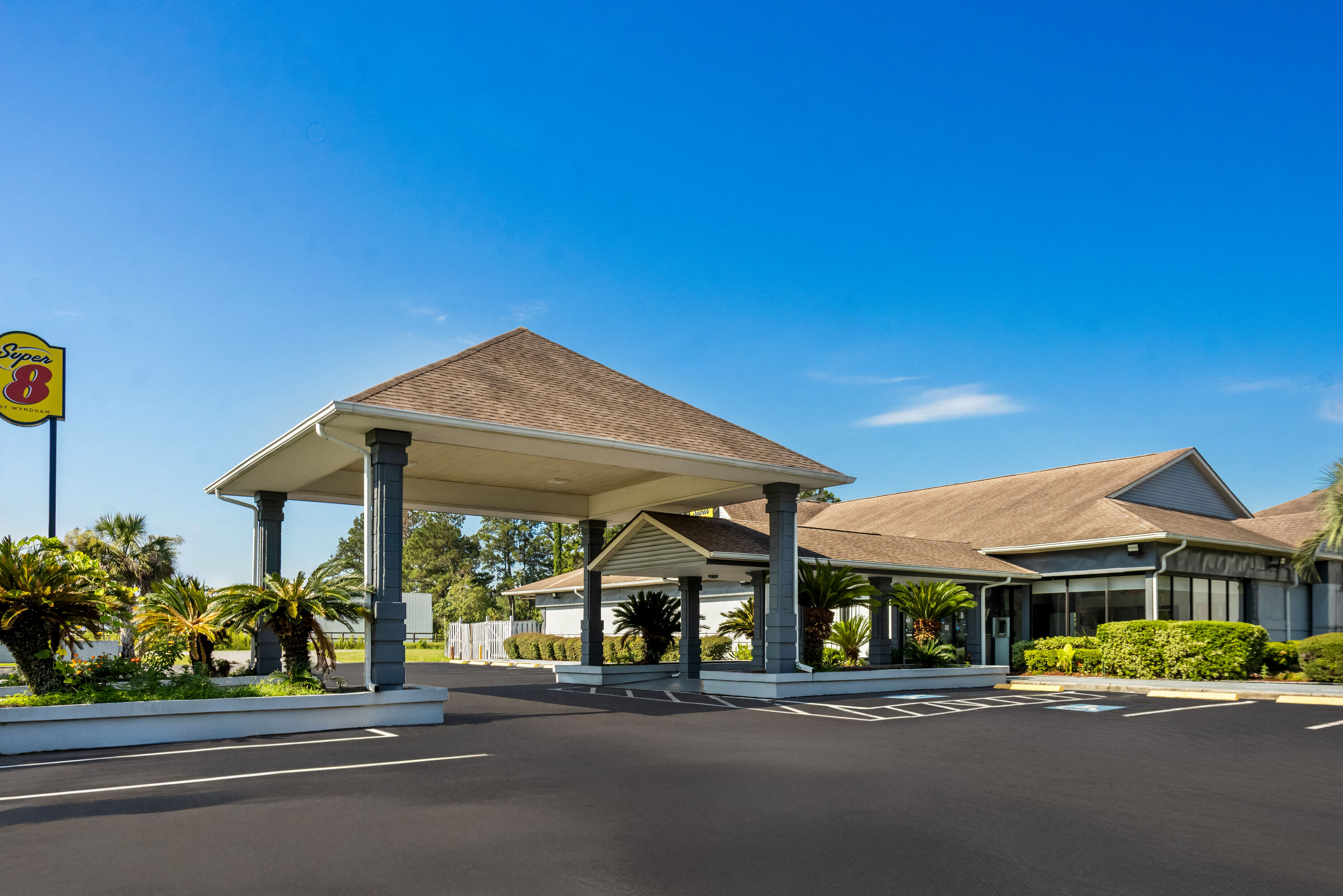 Exterior Day Image of Super 8 by Wyndham Hardeeville/Savannah North hotel in Hardeeville, South Carolina