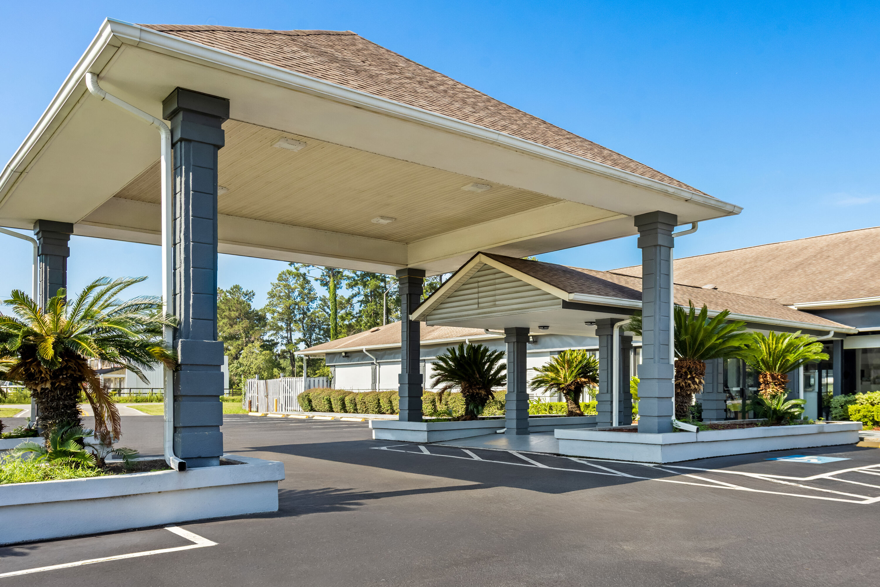 Exterior Day Image of Super 8 by Wyndham Hardeeville/Savannah North hotel in Hardeeville, South Carolina