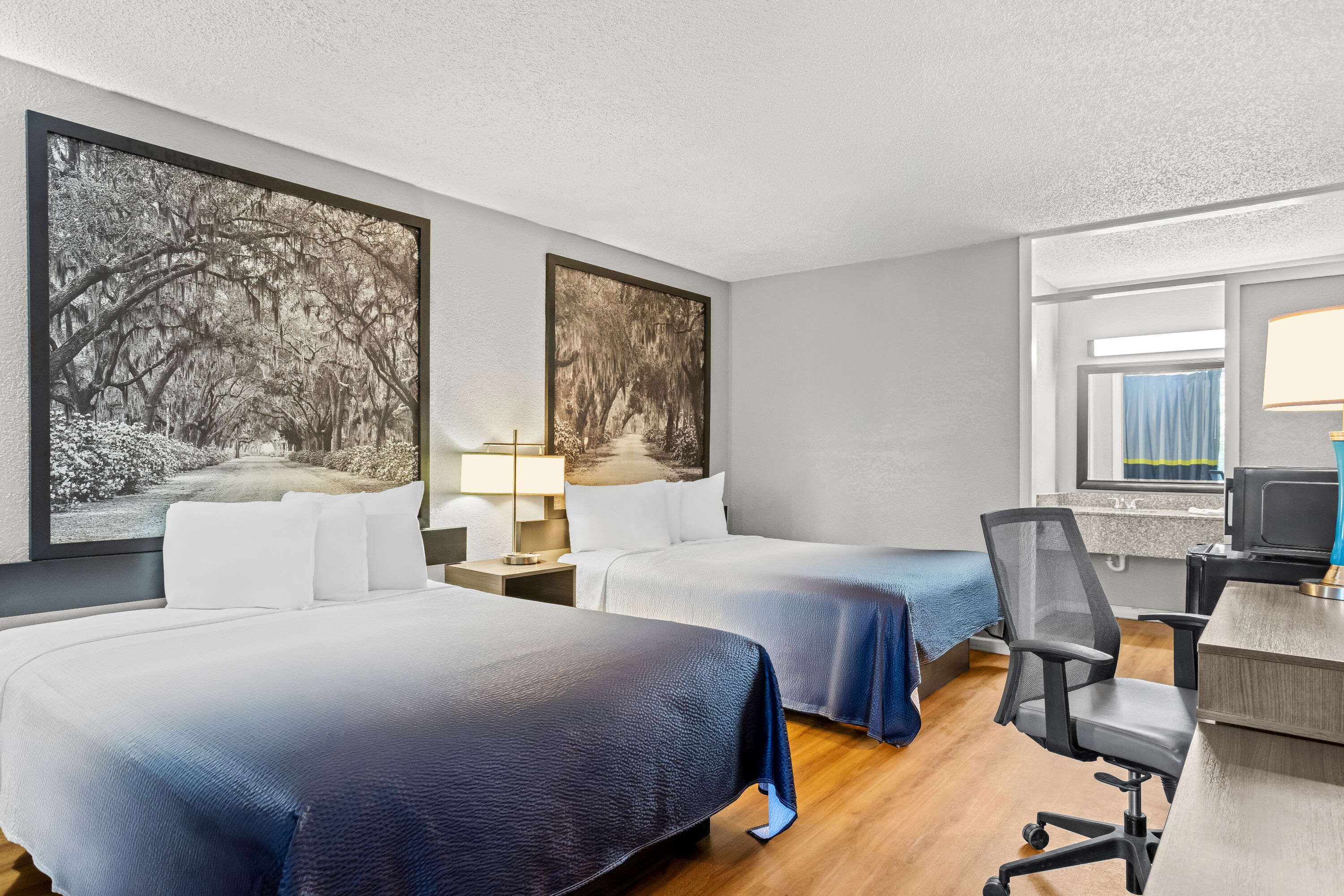 Double bed guest room at the Super 8 by Wyndham Hardeeville/Savannah North in Hardeeville, South Carolina