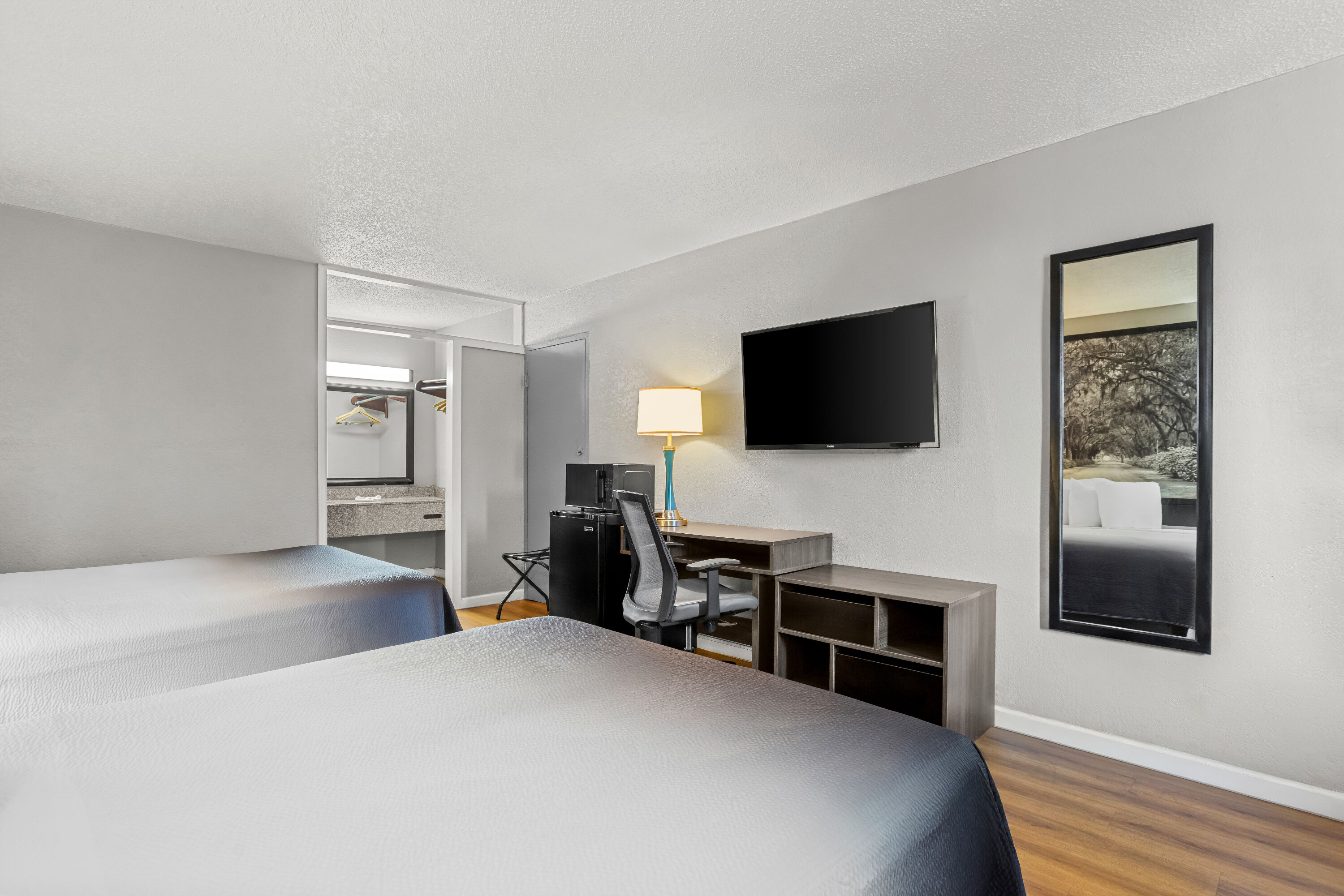 Double bed guest room at the Super 8 by Wyndham Hardeeville/Savannah North in Hardeeville, South Carolina