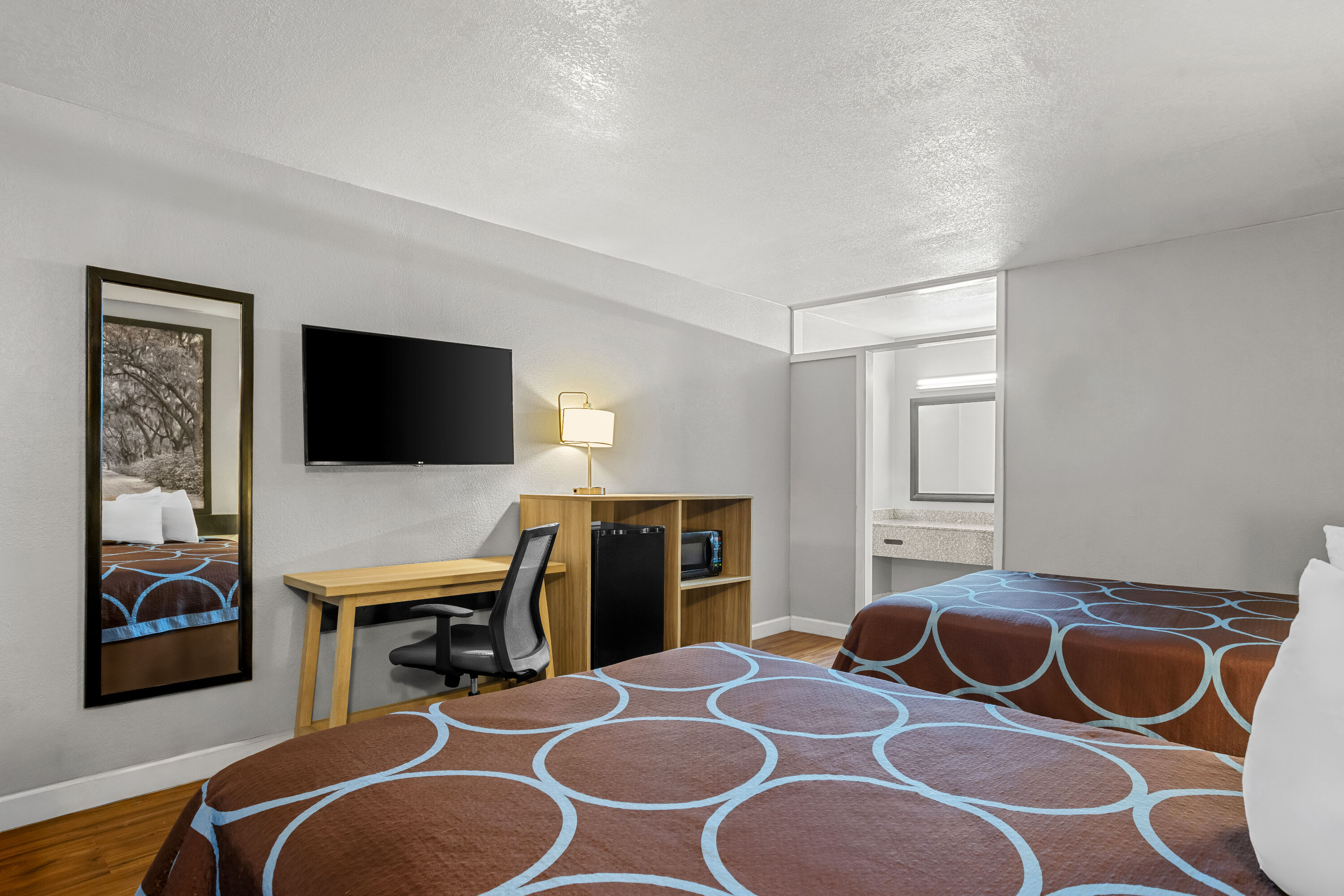 Double bed guest room at the Super 8 by Wyndham Hardeeville/Savannah North in Hardeeville, South Carolina