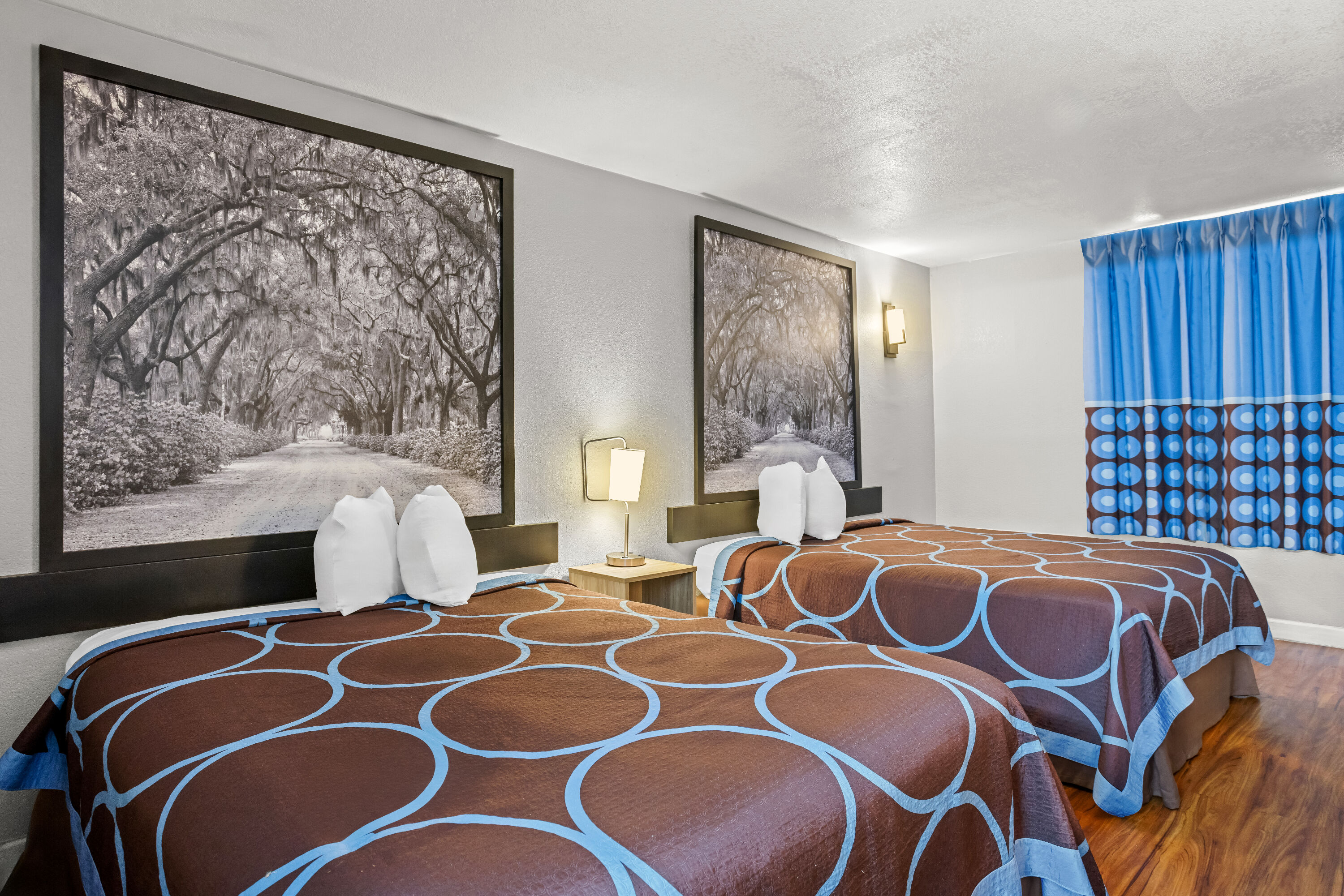 Double bed guest room at the Super 8 by Wyndham Hardeeville/Savannah North in Hardeeville, South Carolina