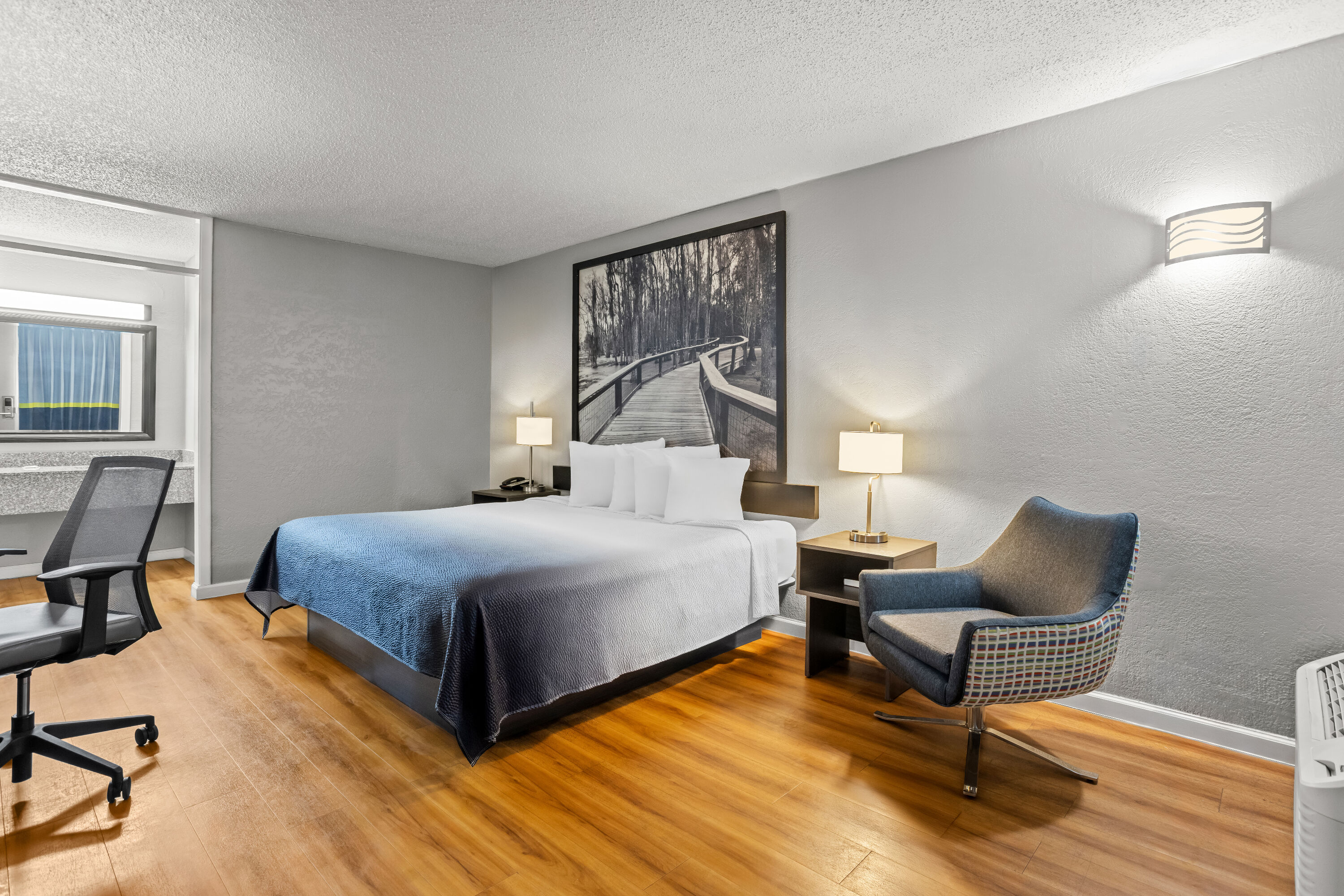 King bed guest room at the Super 8 by Wyndham Hardeeville/Savannah North in Hardeeville, South Carolina
