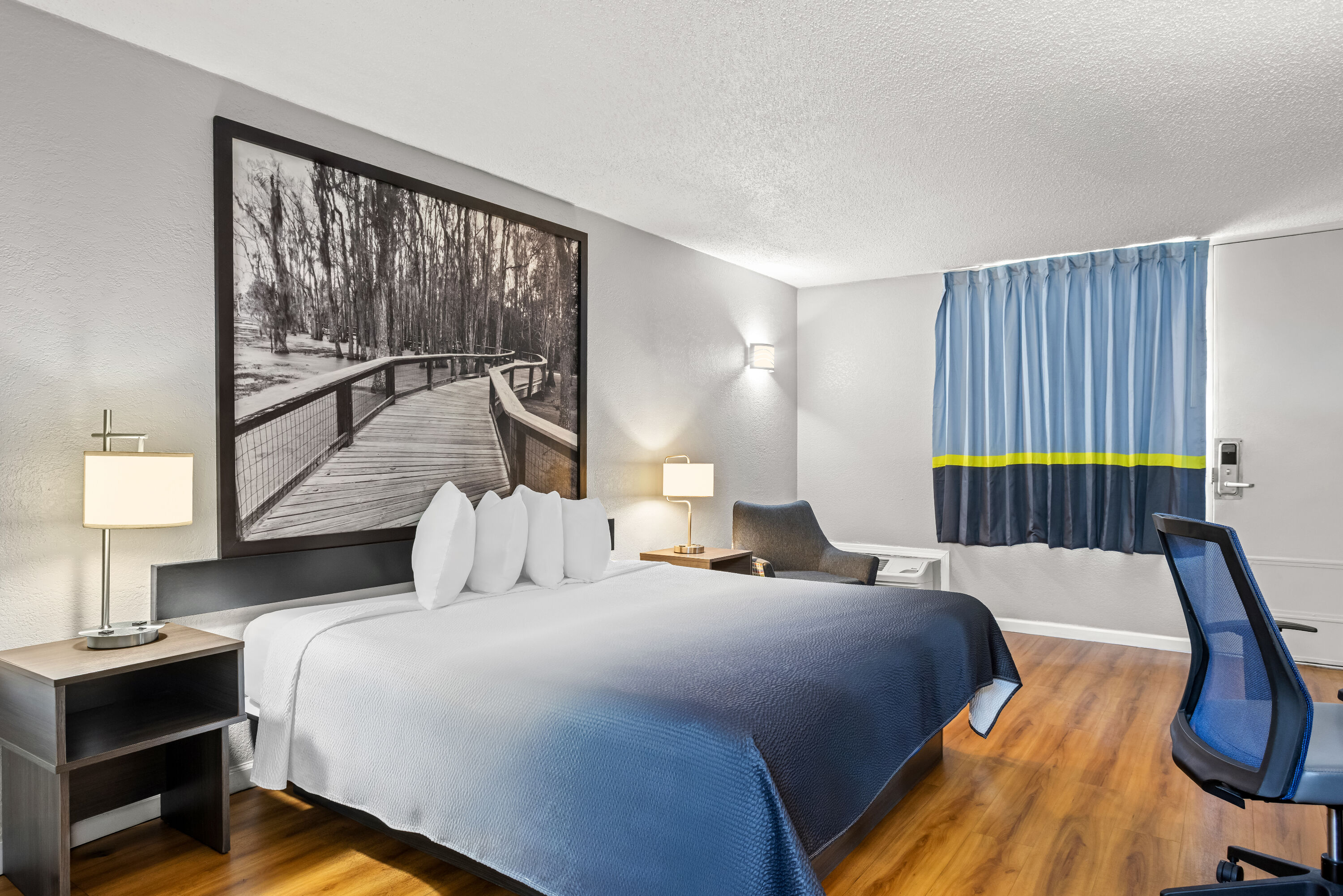 King bed guest room at the Super 8 by Wyndham Hardeeville/Savannah North in Hardeeville, South Carolina