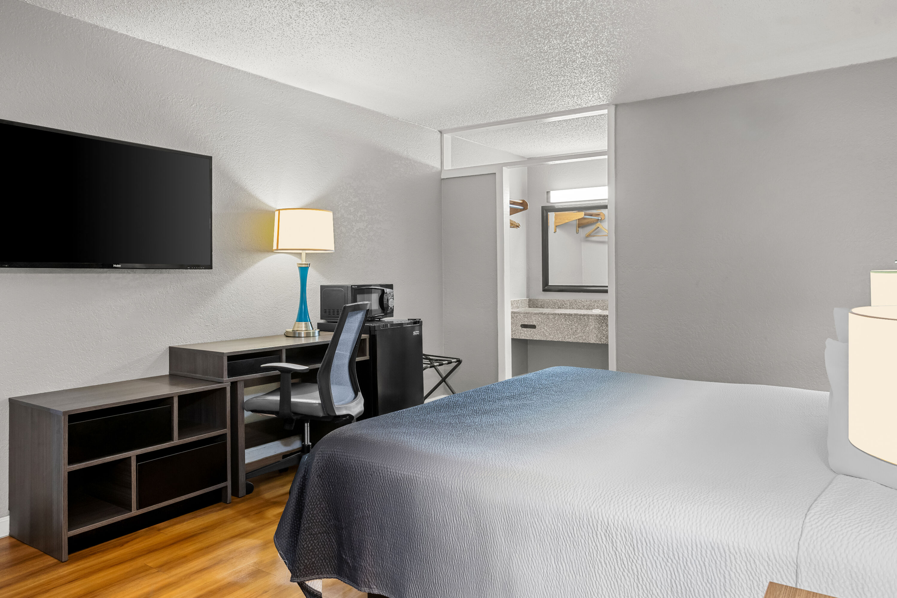 King bed guest room at the Super 8 by Wyndham Hardeeville/Savannah North in Hardeeville, South Carolina