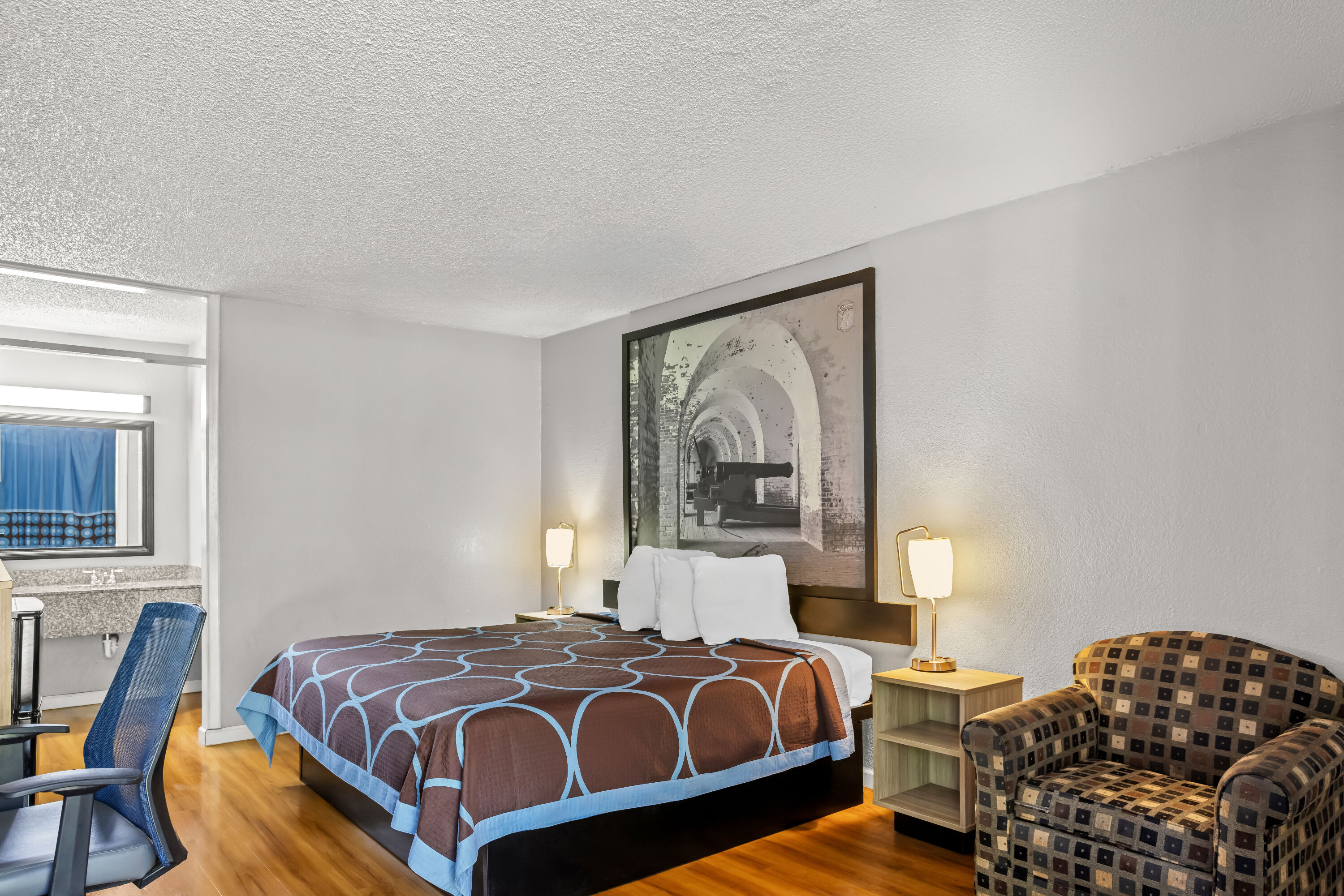 King bed guest room at the Super 8 by Wyndham Hardeeville/Savannah North in Hardeeville, South Carolina
