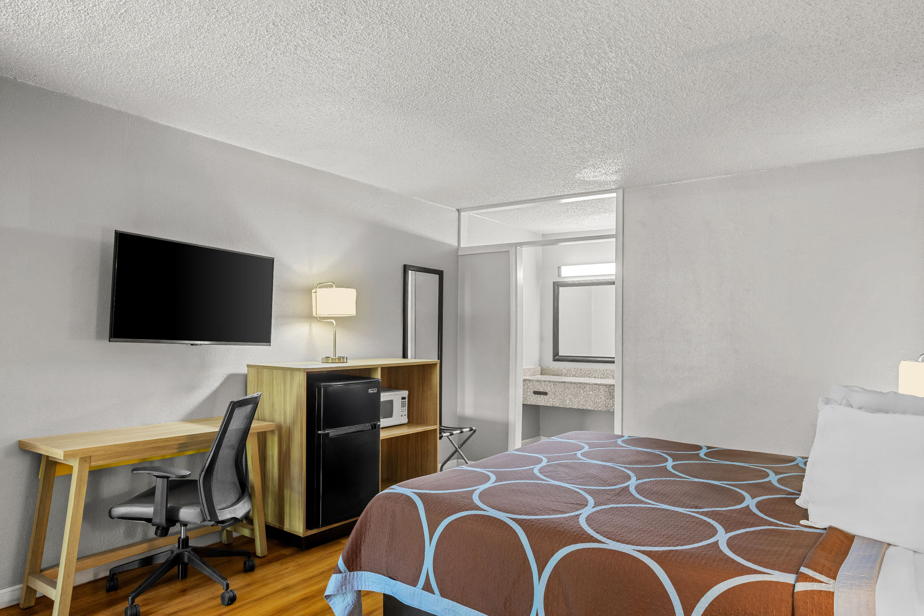 King bed guest room at the Super 8 by Wyndham Hardeeville/Savannah North in Hardeeville, South Carolina