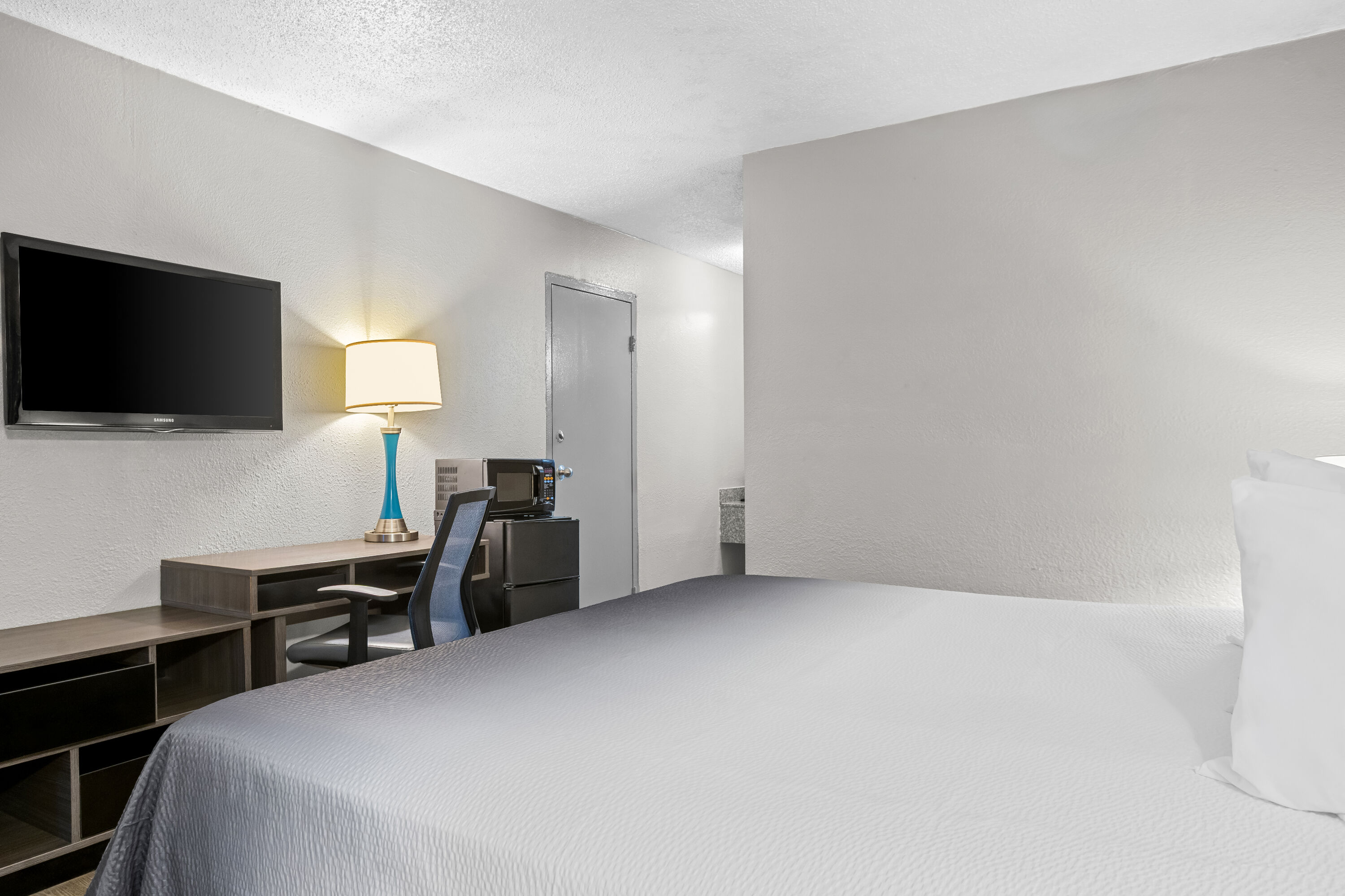 King bed guest room at the Super 8 by Wyndham Hardeeville/Savannah North in Hardeeville, South Carolina