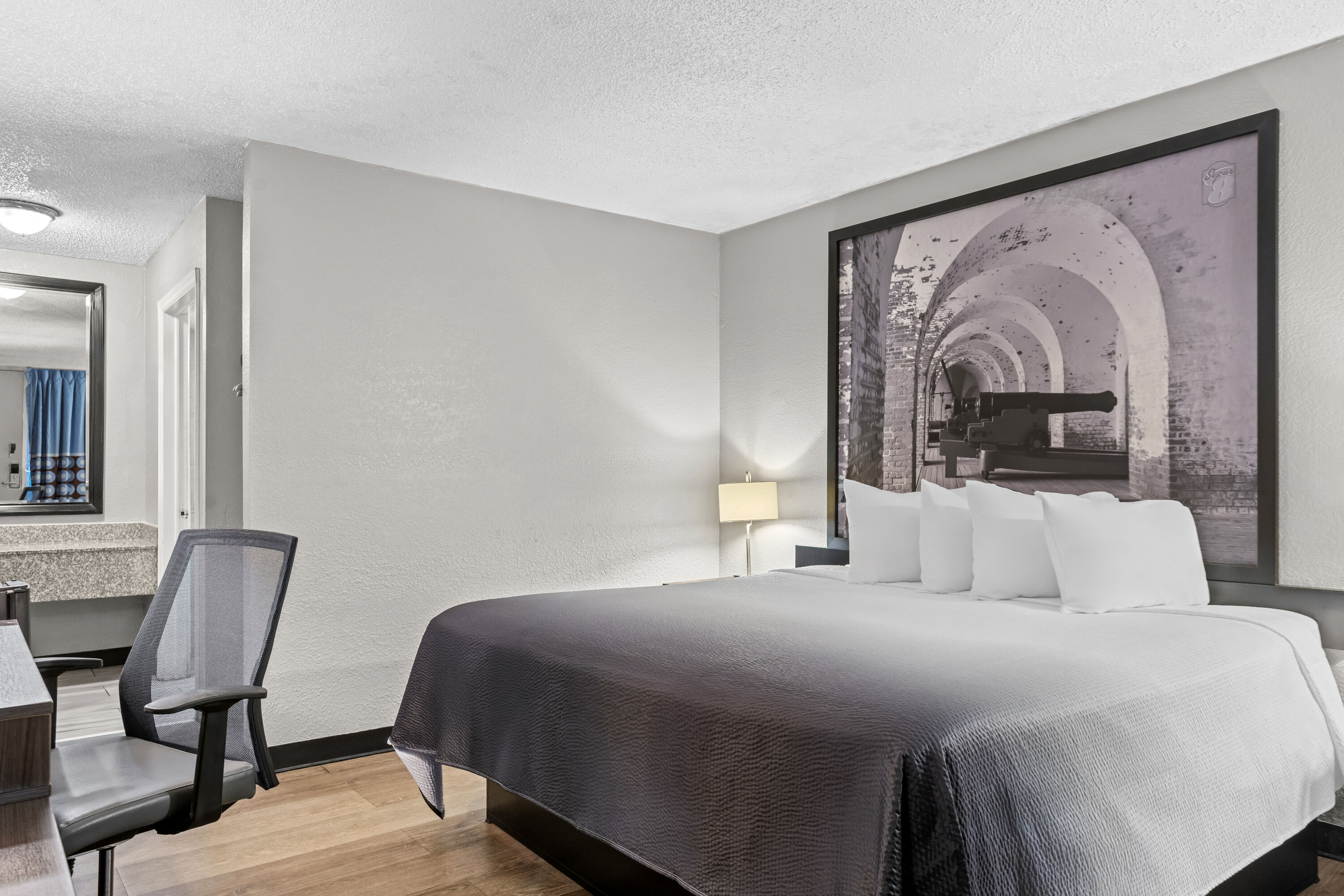 King bed guest room at the Super 8 by Wyndham Hardeeville/Savannah North in Hardeeville, South Carolina