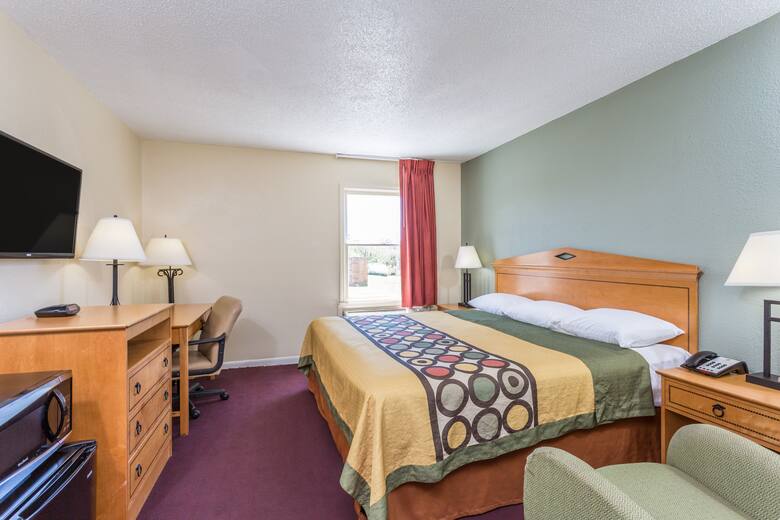 Guest room at the Super 8 Manning in Manning, South Carolina