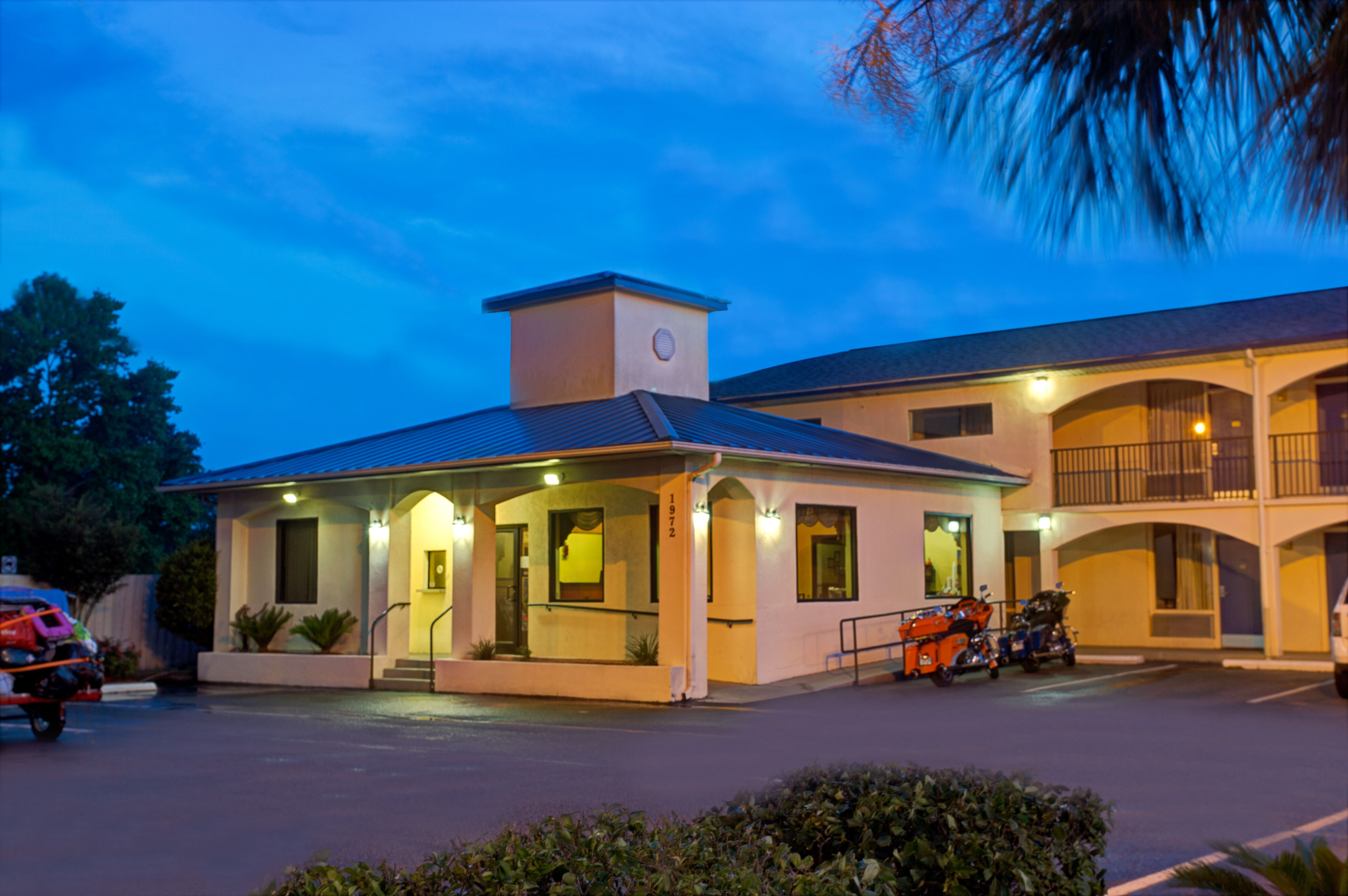 Exterior of Super 8 by Wyndham Walterboro hotel in Walterboro, South Carolina