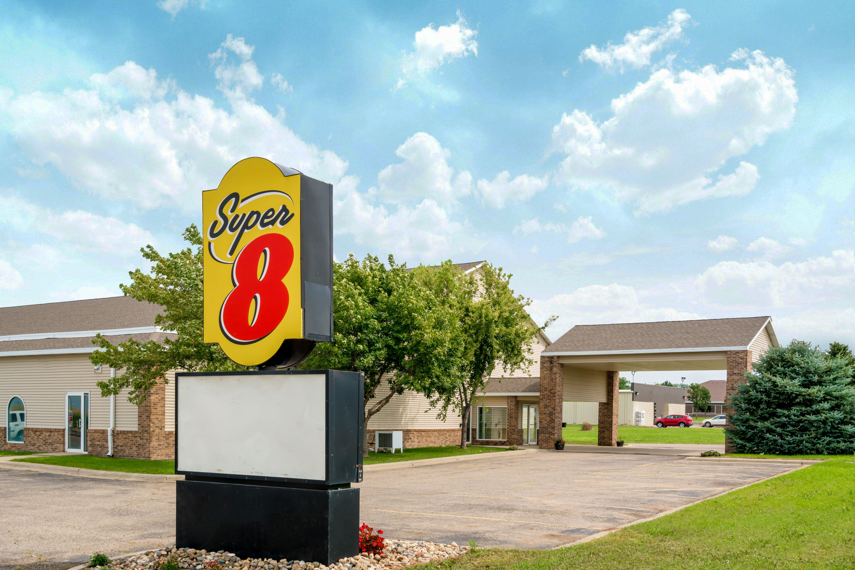 Exterior of Super 8 by Wyndham Beresford hotel in Beresford, South Dakota