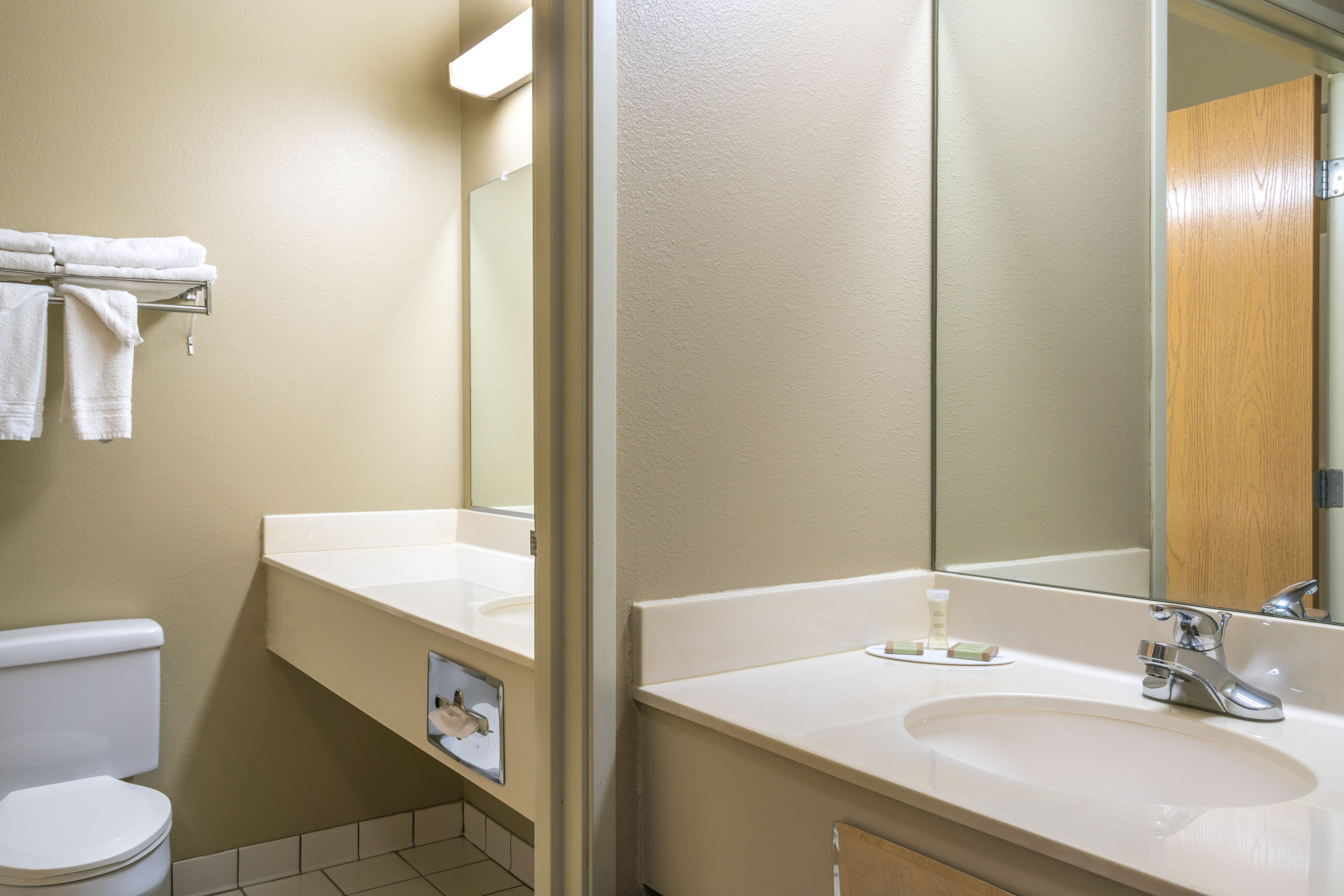 Super 8 by Wyndham Beresford suite in Beresford, South Dakota