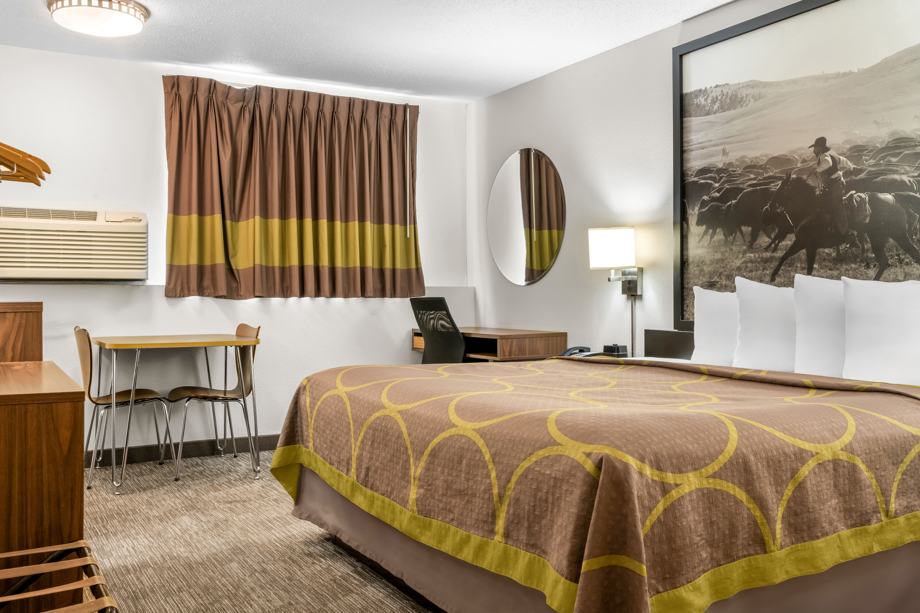 Queen bed guest room at the Super 8 by Wyndham Custer/Crazy Horse Area in Custer, South Dakota