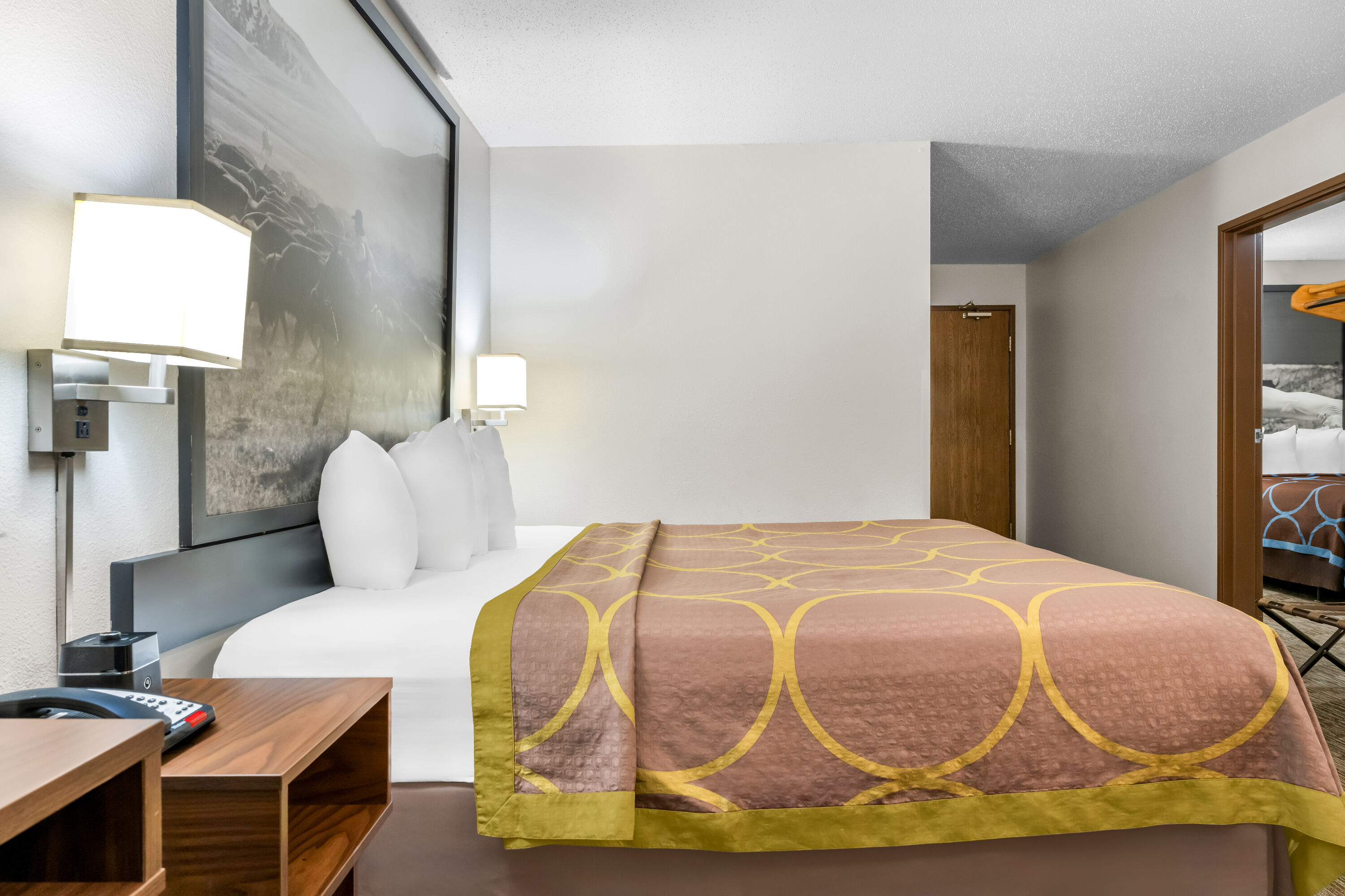 Queen bed guest room at the Super 8 by Wyndham Custer/Crazy Horse Area in Custer, South Dakota