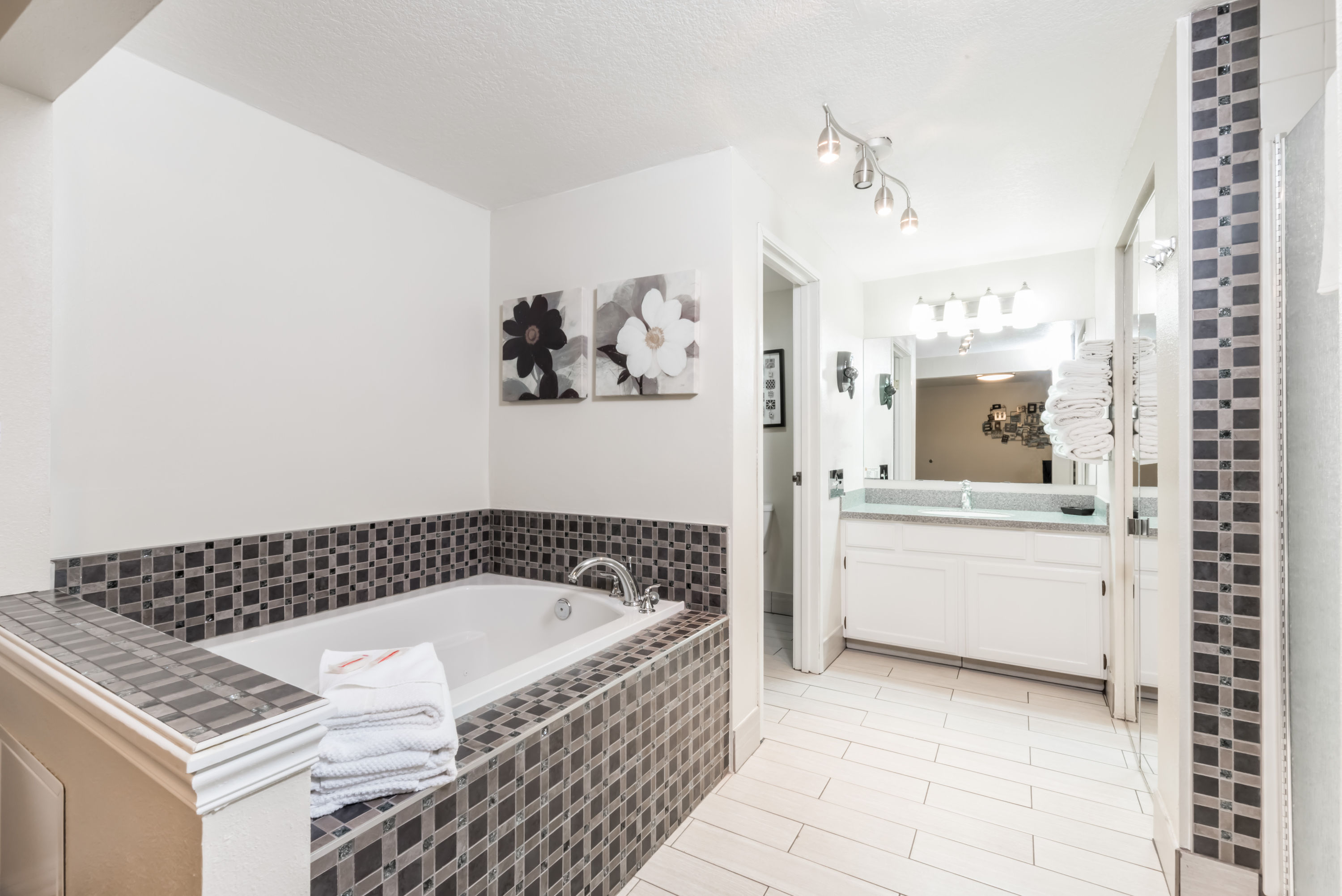 Guest room bath at the Super 8 by Wyndham Deadwood/Black Hills Area in Deadwood, South Dakota