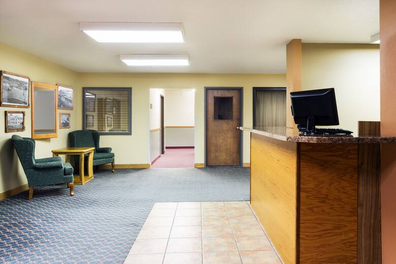 Super 8 Hot Springs hotel lobby in Hot Springs, South Dakota